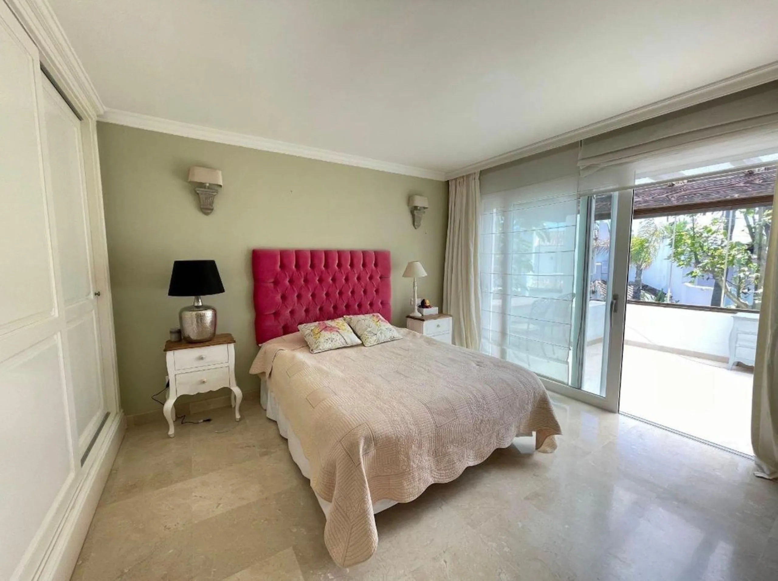 House - Semi-Detached House в продаже в Estepona, Málaga. В доме 4 спален и 4 ванных комнат. Площадь дома 250 м². Площадь участка 135 м²