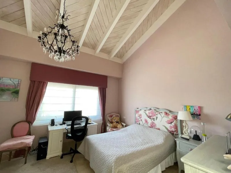 House - Semi-Detached House в продаже в Estepona, Málaga. В доме 4 спален и 4 ванных комнат. Площадь дома 250 м². Площадь участка 135 м²