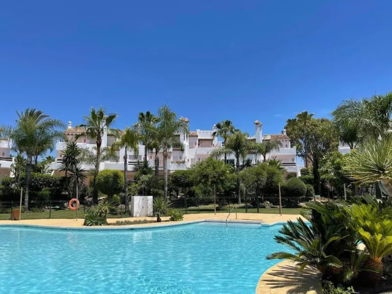 House - Semi-Detached House в продаже в Estepona, Málaga. В доме 4 спален и 4 ванных комнат. Площадь дома 250 м². Площадь участка 135 м²