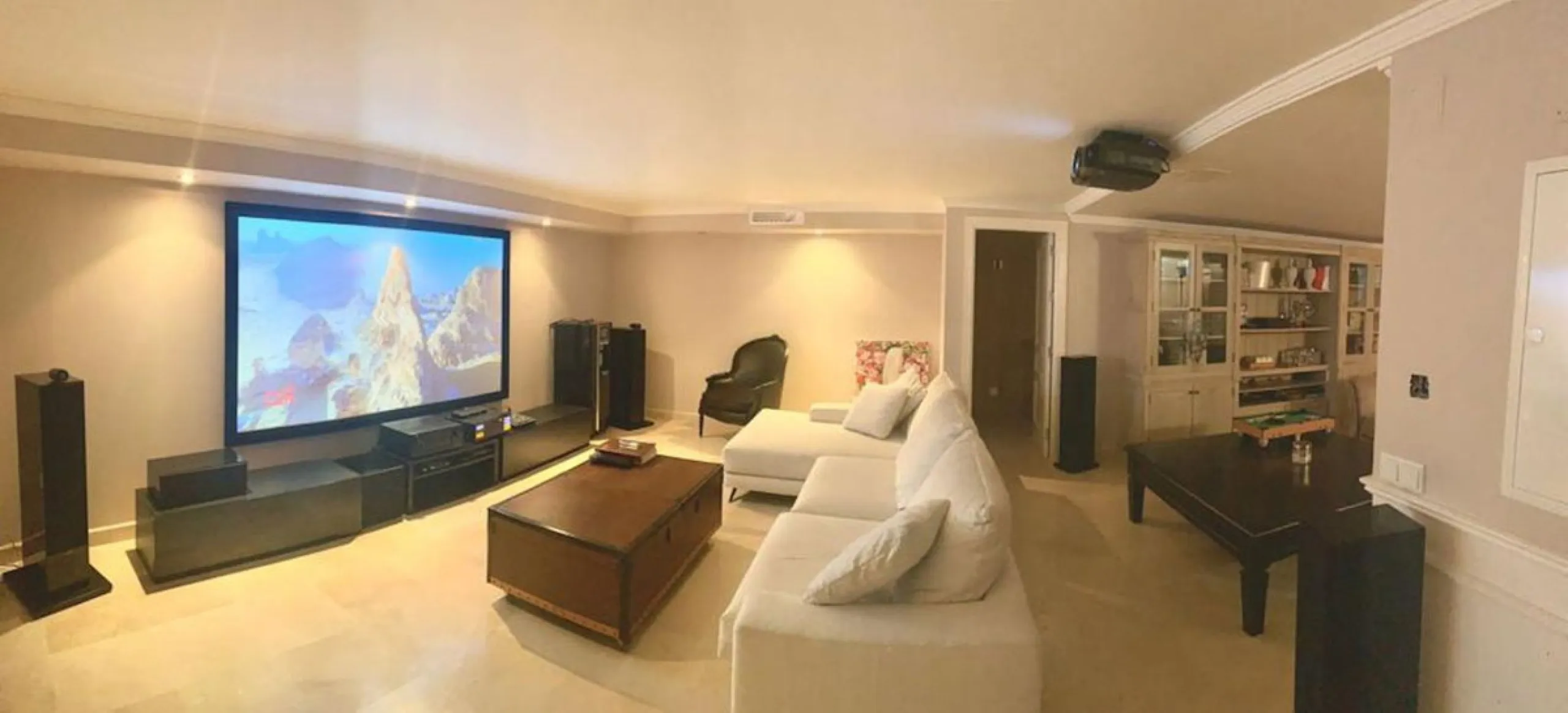 House - Semi-Detached House в продаже в Estepona, Málaga. В доме 4 спален и 4 ванных комнат. Площадь дома 250 м². Площадь участка 135 м²
