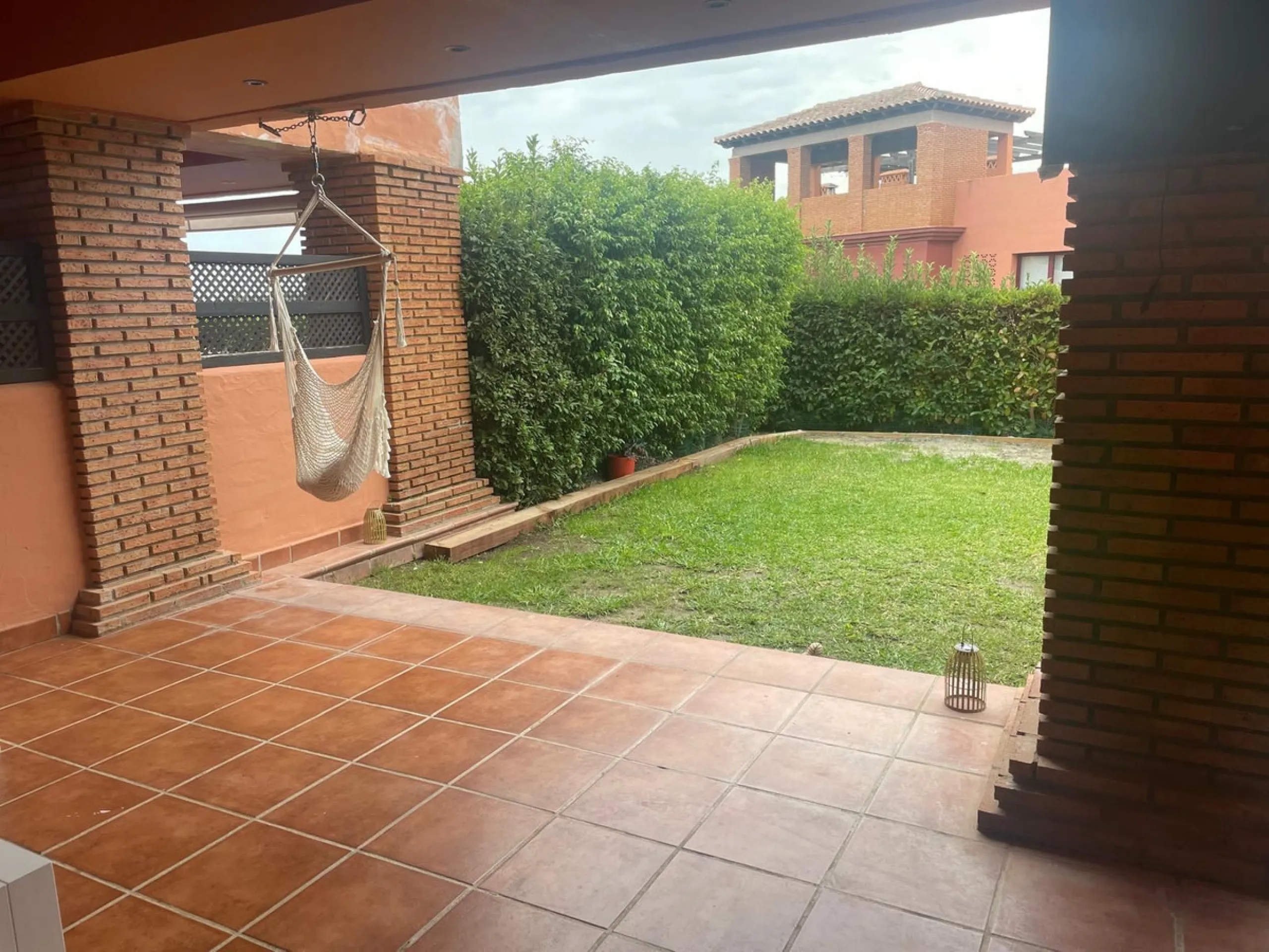 Discover this exceptional property gem in one of the Costa del Sol's most promising areas, nestled within the serene and naturally beautiful Casares Golf & Gardens urbanisation. Surrounded by lush golf courses and Mediterranean landscapes, this home offer