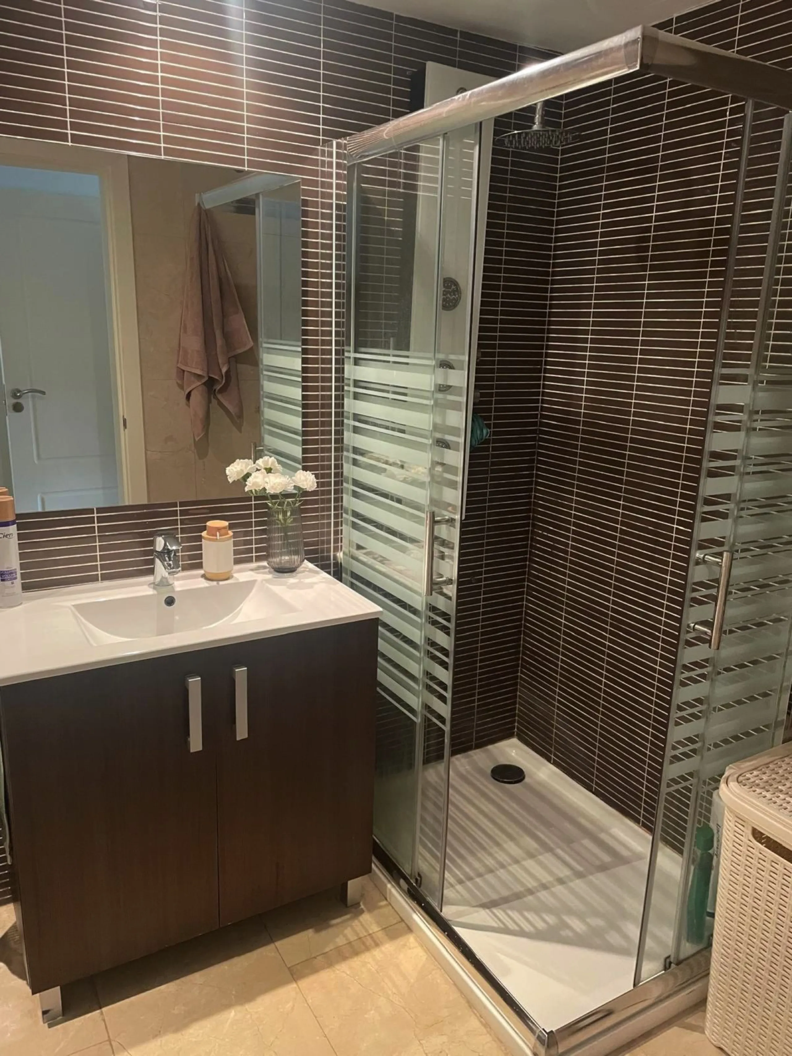Discover this exceptional property gem in one of the Costa del Sol's most promising areas, nestled within the serene and naturally beautiful Casares Golf & Gardens urbanisation. Surrounded by lush golf courses and Mediterranean landscapes, this home offer