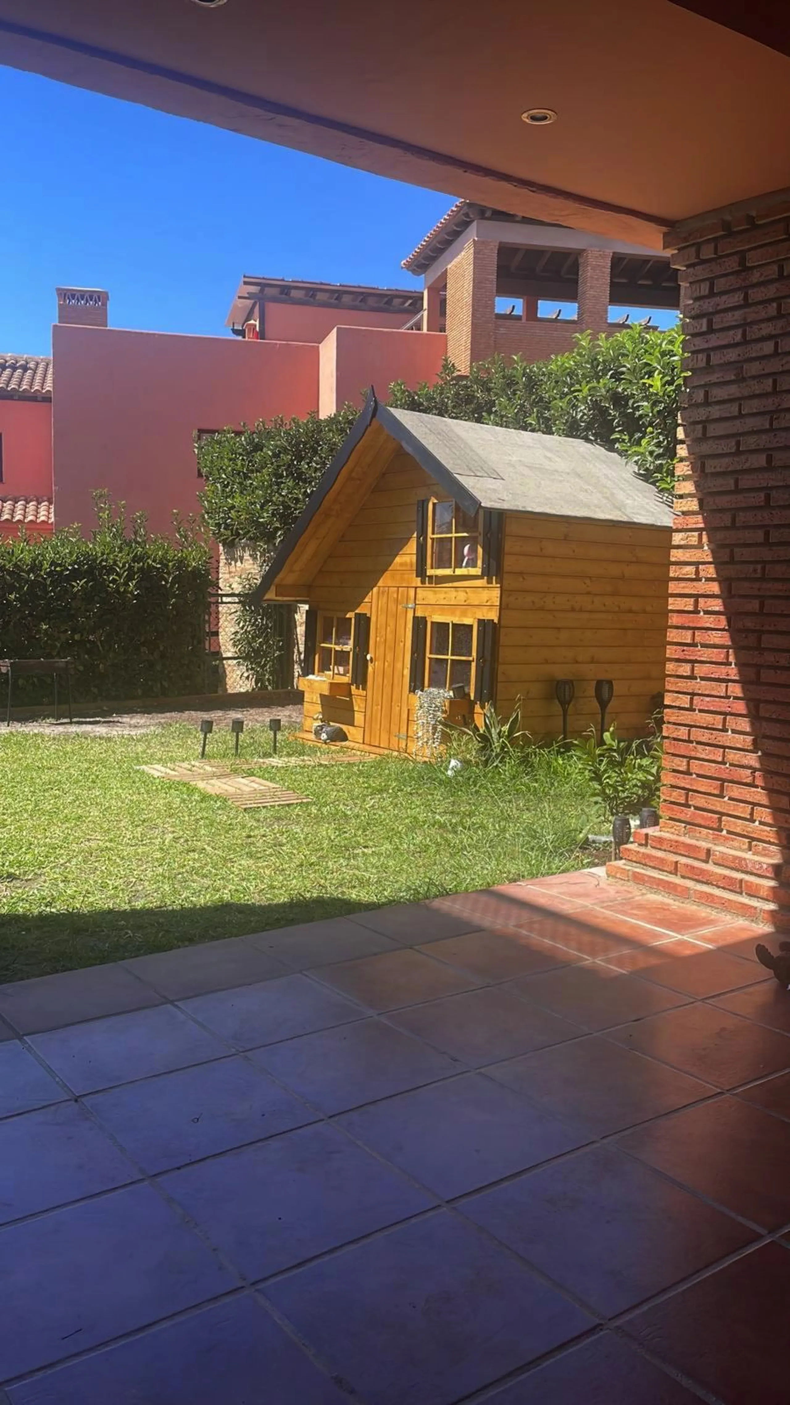 Discover this exceptional property gem in one of the Costa del Sol's most promising areas, nestled within the serene and naturally beautiful Casares Golf & Gardens urbanisation. Surrounded by lush golf courses and Mediterranean landscapes, this home offer