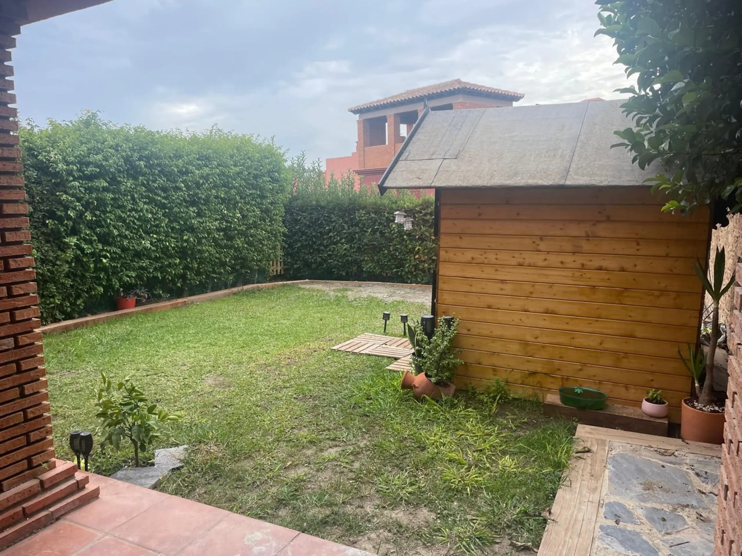 Discover this exceptional property gem in one of the Costa del Sol's most promising areas, nestled within the serene and naturally beautiful Casares Golf & Gardens urbanisation. Surrounded by lush golf courses and Mediterranean landscapes, this home offer