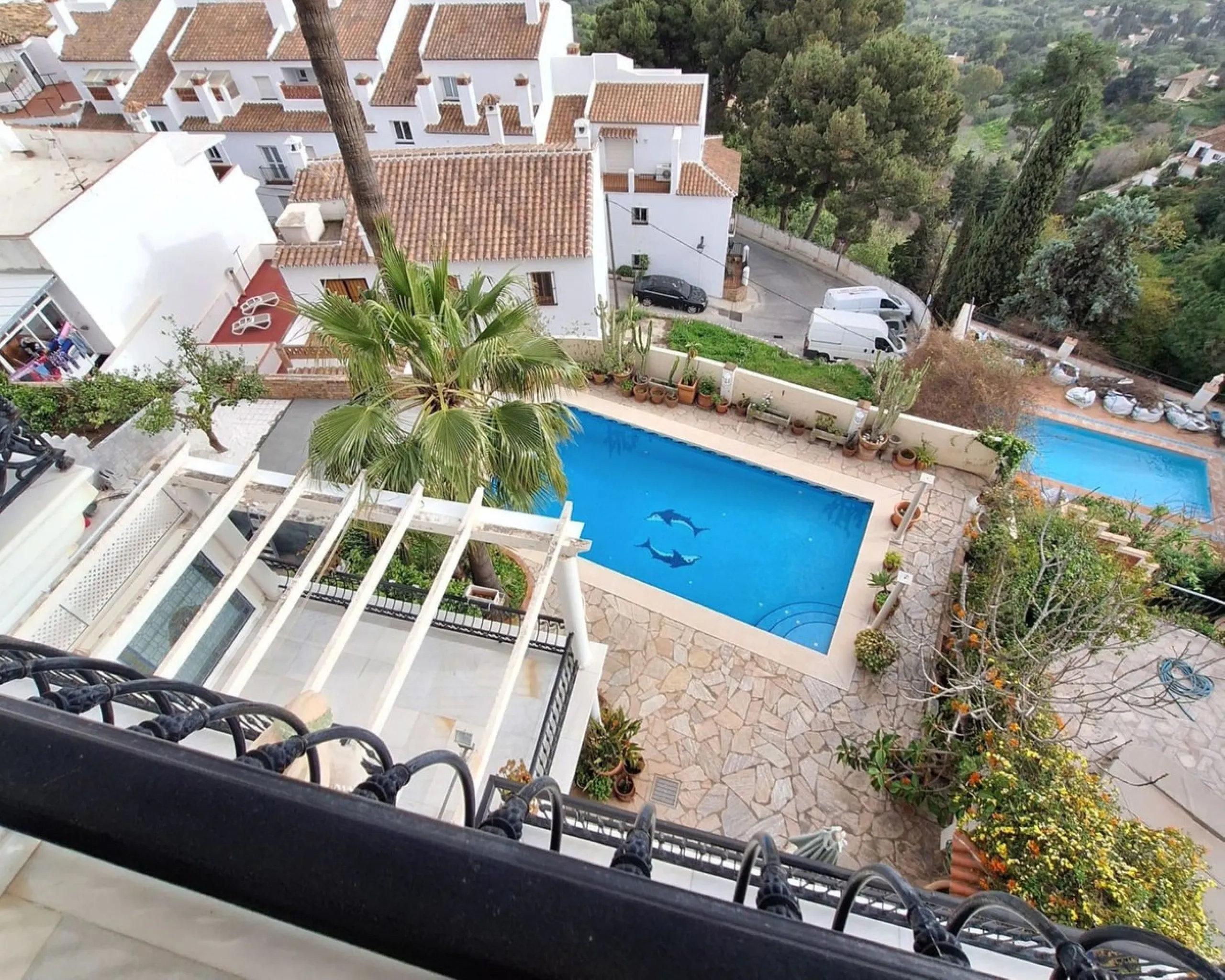Entdecken Sie eine einzigartige Immobilie im charmanten Herzen von Mijas Pueblo. Diese beeindruckende Doppelhaushälfte mit 499 Quadratmetern Wohnfläche vereint Eleganz, Weitläufigkeit und eine unschlagbare Lage für einen außergewöhnlichen Lebensstil