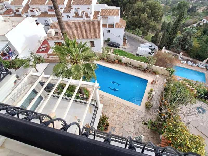 Entdecken Sie eine einzigartige Immobilie im charmanten Herzen von Mijas Pueblo. Diese beeindruckende Doppelhaushälfte mit 499 Quadratmetern Wohnfläche vereint Eleganz, Weitläufigkeit und eine unschlagbare Lage für einen außergewöhnlichen Lebensstil
