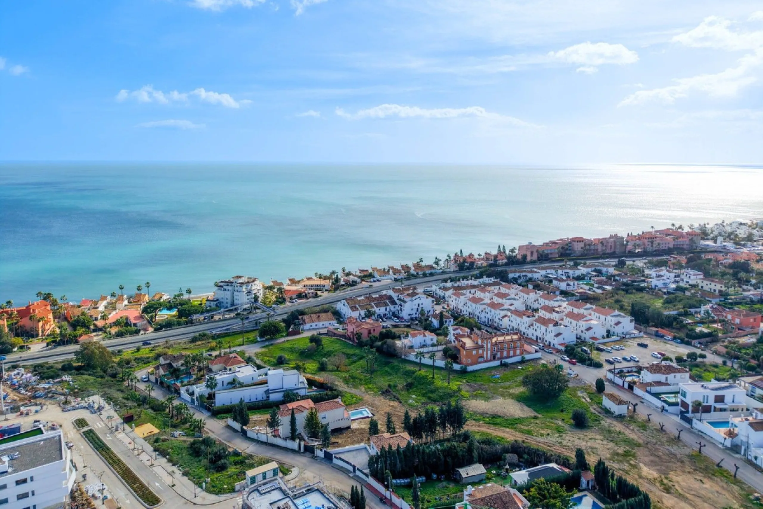 Luxury corner, South,-South West Facing 3-Bedroom corner Penthouse with Solarium & Jacuzzi – Estepona..Panoramic views from solarium.