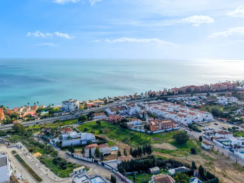 Luxury corner, South,-South West Facing 3-Bedroom corner Penthouse with Solarium & Jacuzzi – Estepona..Panoramic views from solarium.