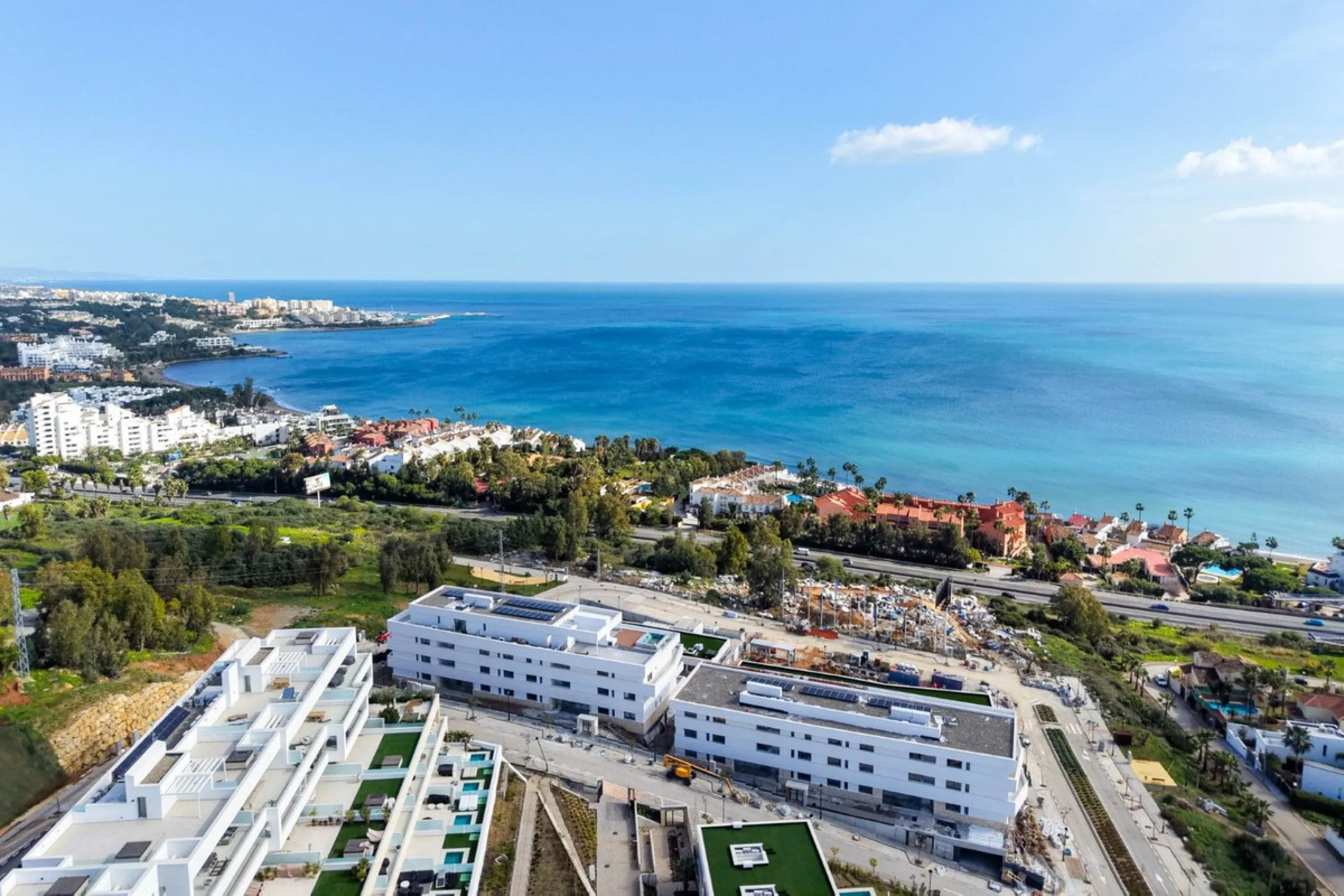 Luxury corner, South,-South West Facing 3-Bedroom corner Penthouse with Solarium & Jacuzzi – Estepona..Panoramic views from solarium.