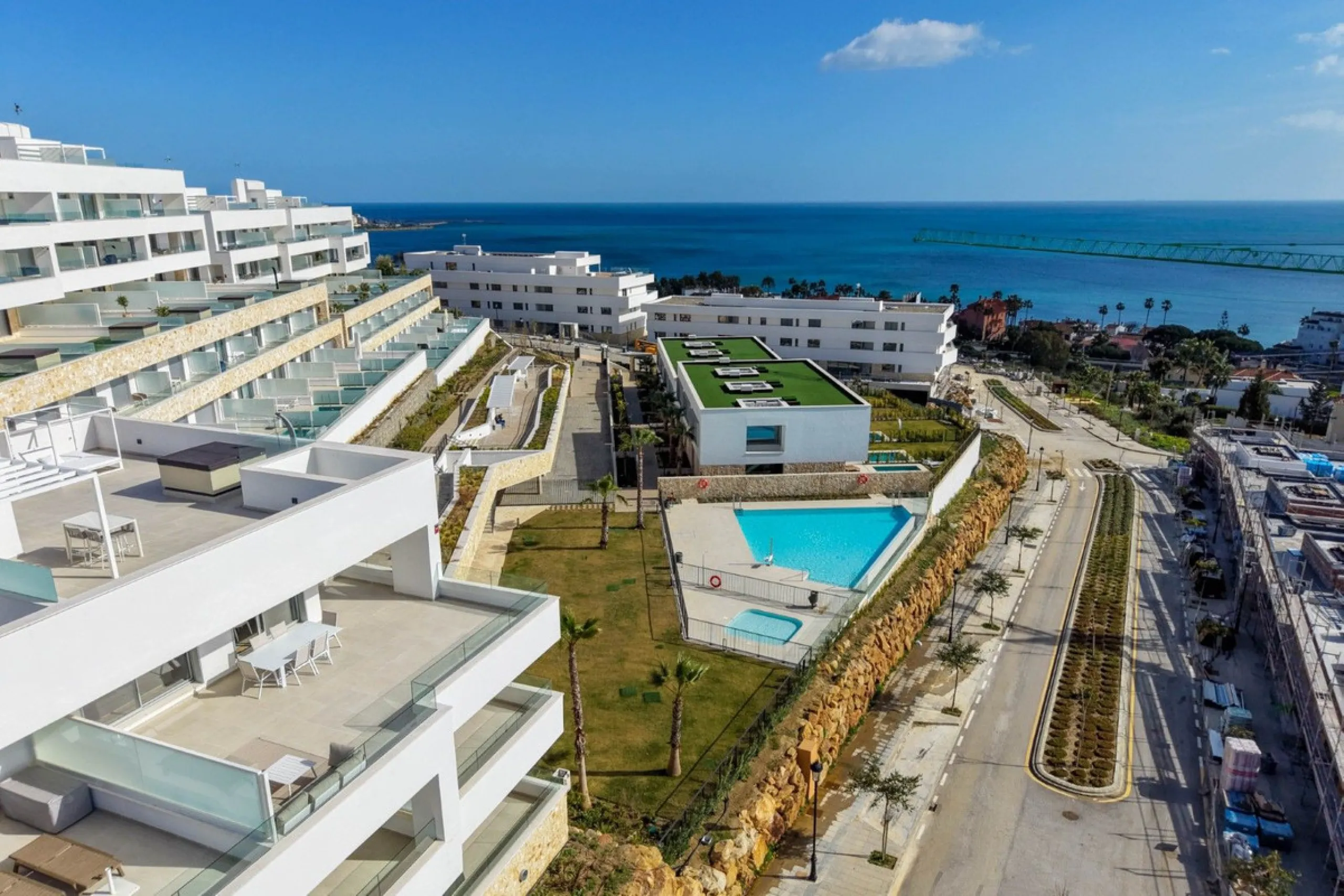Luxury corner, South,-South West Facing 3-Bedroom corner Penthouse with Solarium & Jacuzzi – Estepona..Panoramic views from solarium.