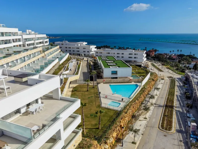 Luxury corner, South,-South West Facing 3-Bedroom corner Penthouse with Solarium & Jacuzzi – Estepona..Panoramic views from solarium.