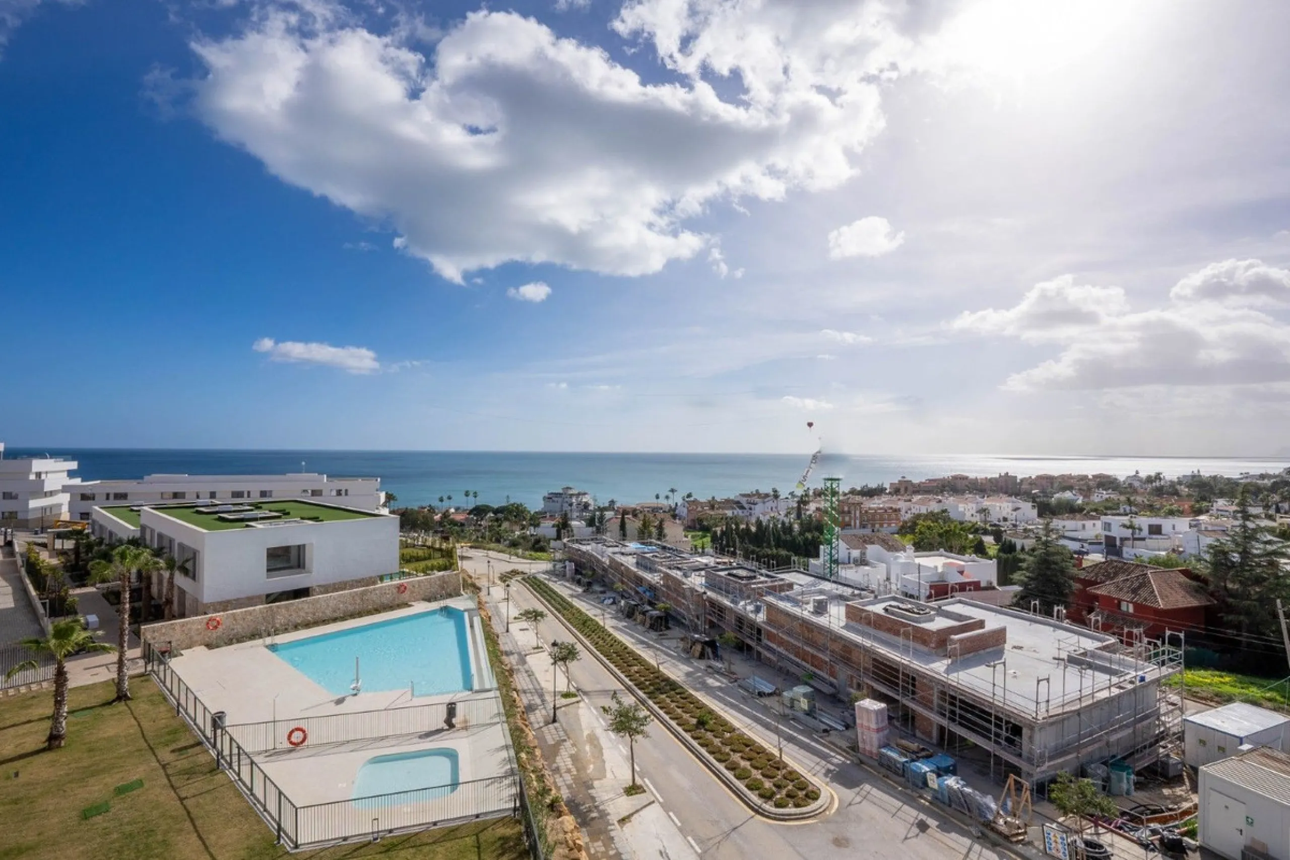 Luxury corner, South,-South West Facing 3-Bedroom corner Penthouse with Solarium & Jacuzzi – Estepona..Panoramic views from solarium.
