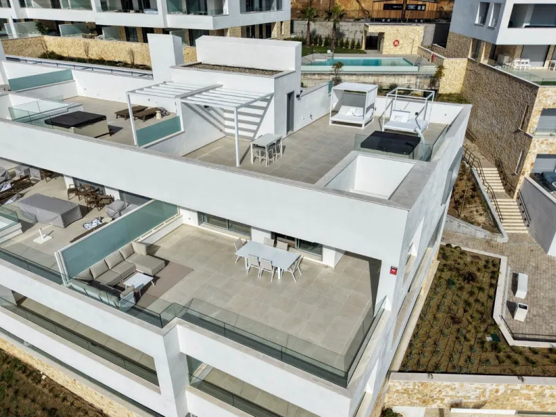 Luxury corner, South,-South West Facing 3-Bedroom corner Penthouse with Solarium & Jacuzzi – Estepona..Panoramic views from solarium.