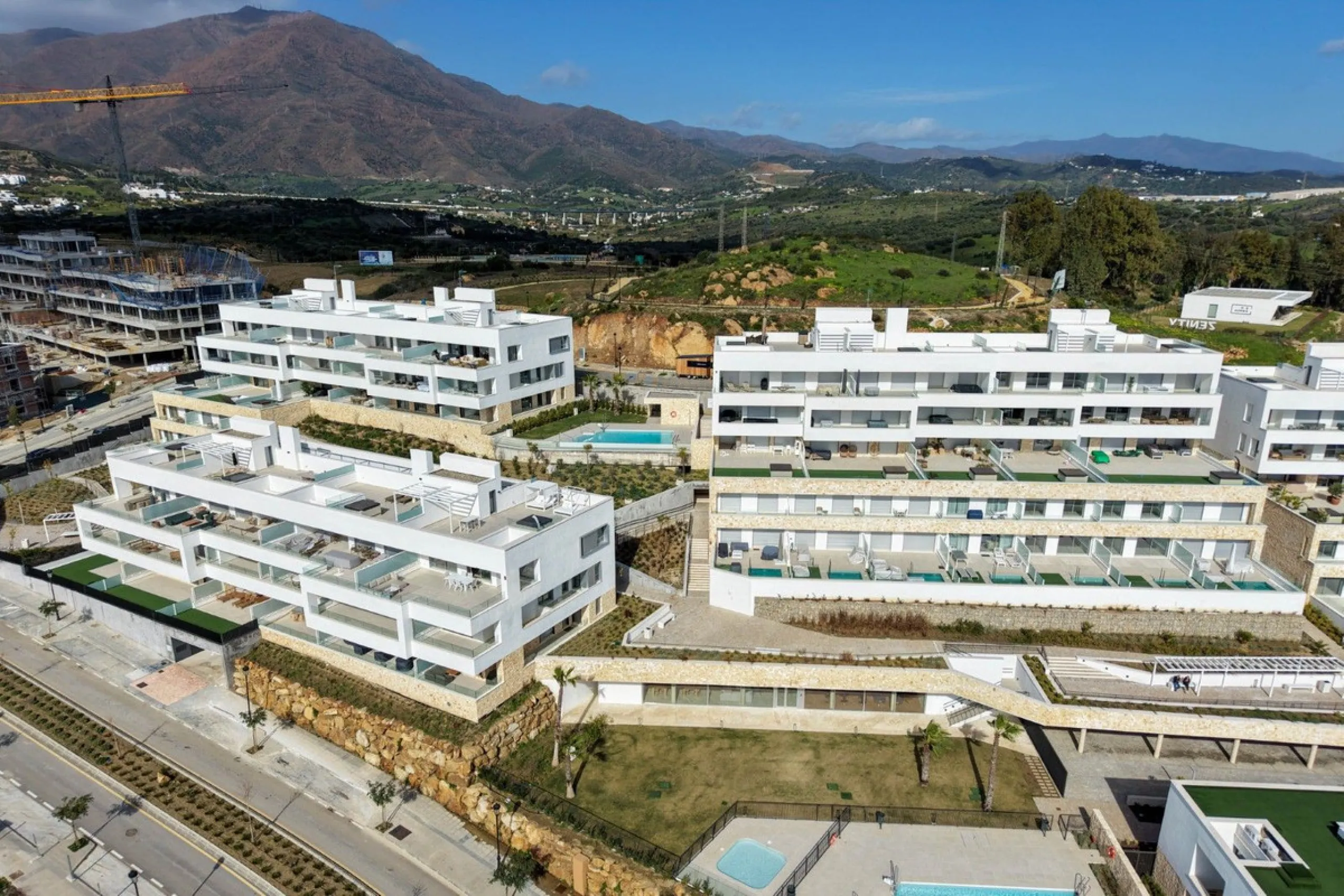 Luxury corner, South,-South West Facing 3-Bedroom corner Penthouse with Solarium & Jacuzzi – Estepona..Panoramic views from solarium.