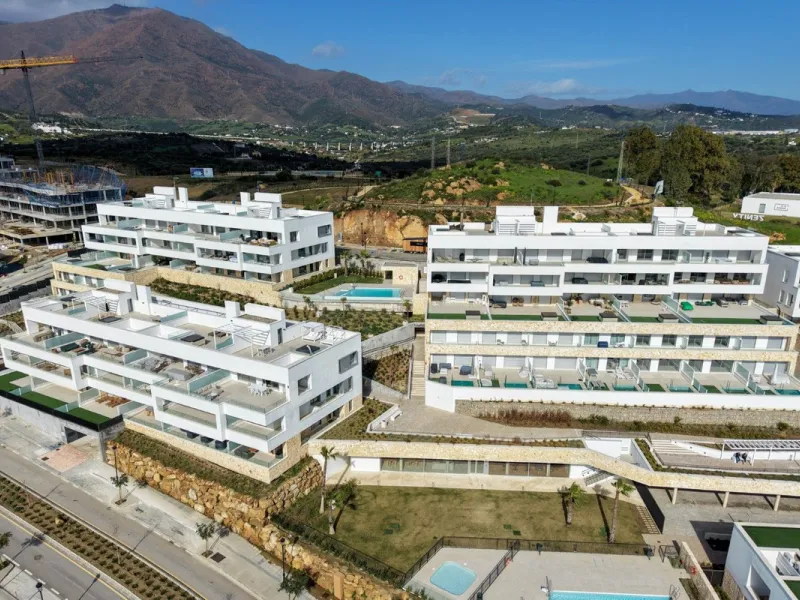 Luxury corner, South,-South West Facing 3-Bedroom corner Penthouse with Solarium & Jacuzzi – Estepona..Panoramic views from solarium.