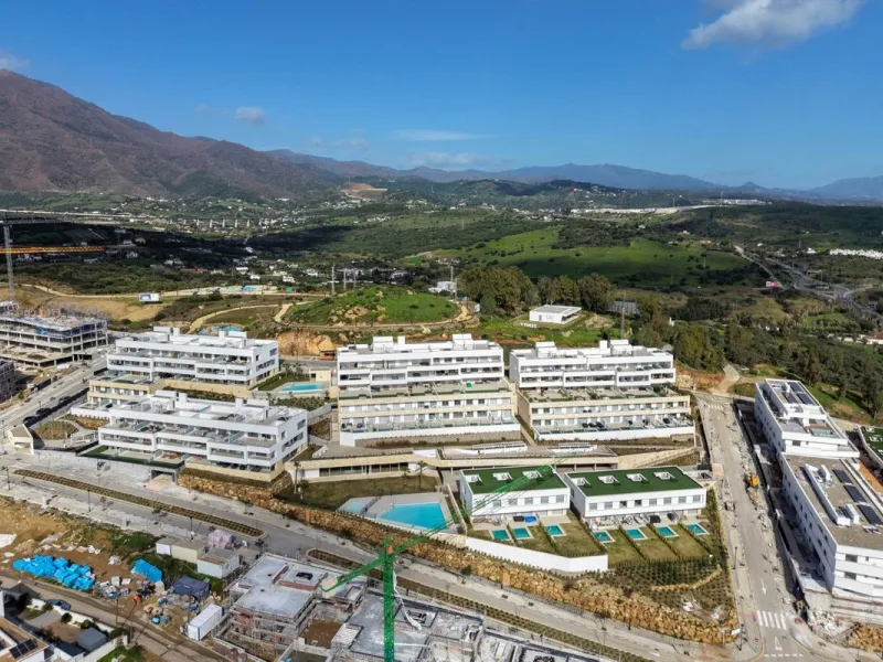 Luxury corner, South,-South West Facing 3-Bedroom corner Penthouse with Solarium & Jacuzzi – Estepona..Panoramic views from solarium.