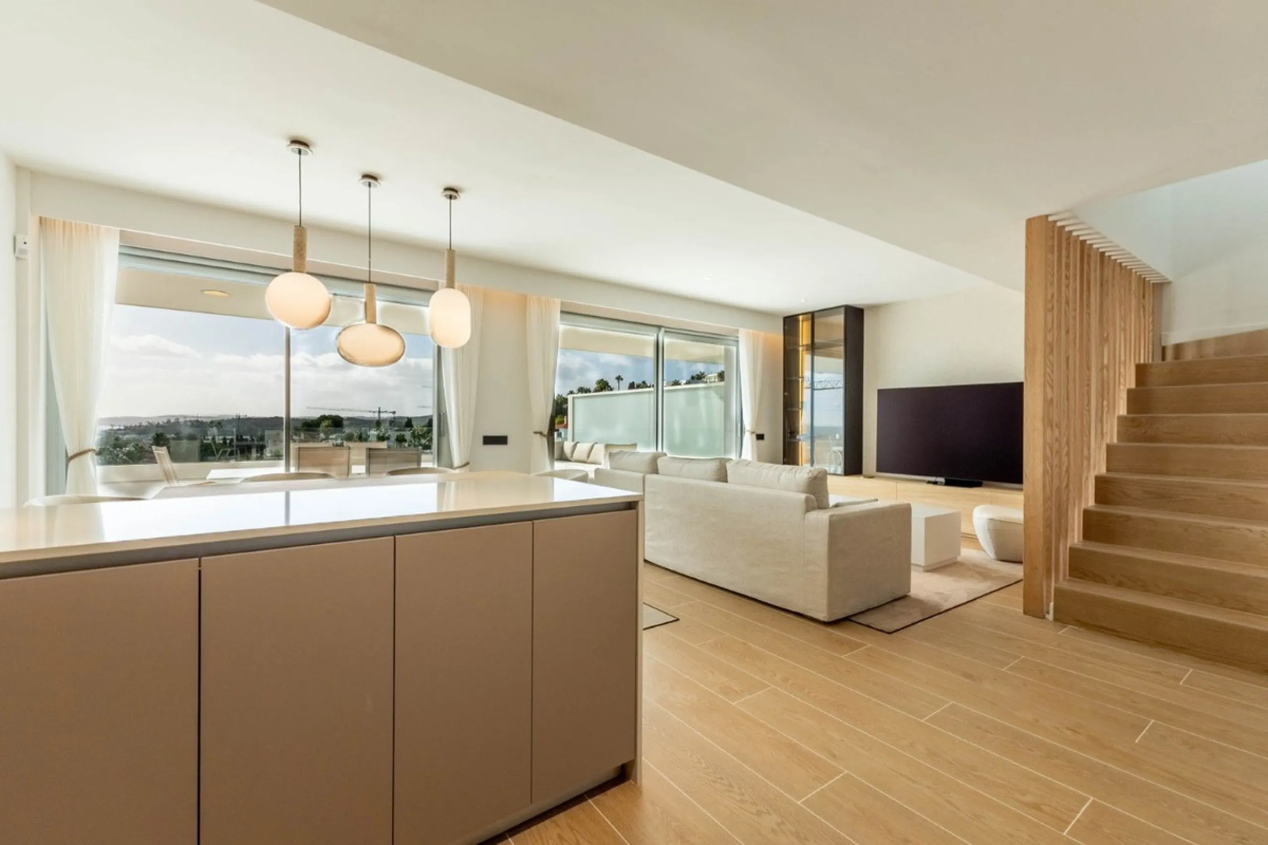 Luxury corner, South,-South West Facing 3-Bedroom corner Penthouse with Solarium & Jacuzzi – Estepona..Panoramic views from solarium.