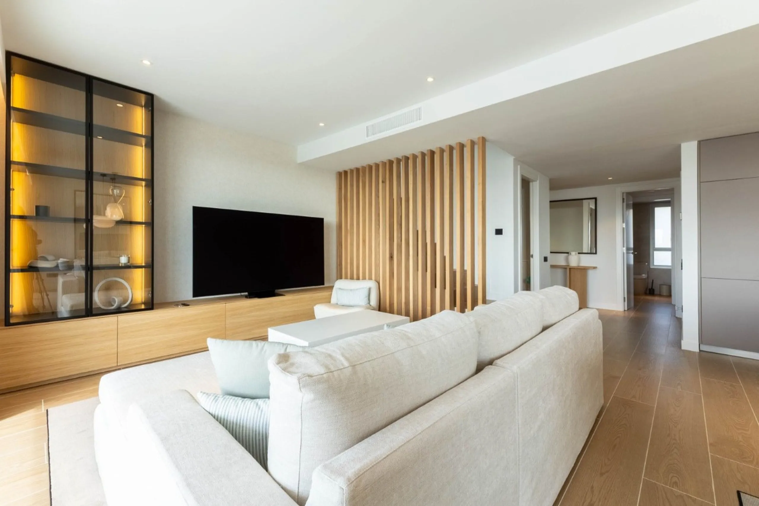 Luxury corner, South,-South West Facing 3-Bedroom corner Penthouse with Solarium & Jacuzzi – Estepona..Panoramic views from solarium.