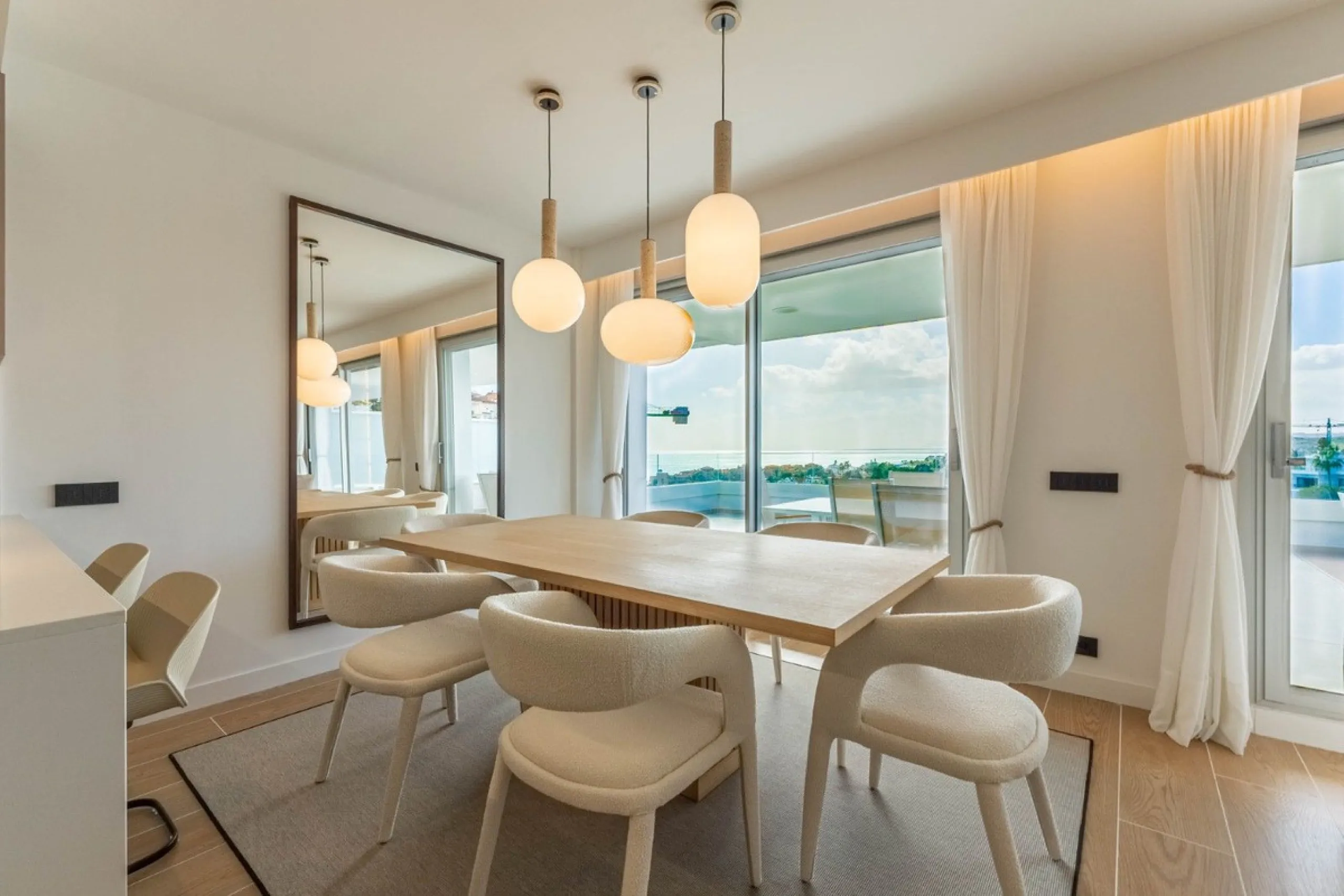 Luxury corner, South,-South West Facing 3-Bedroom corner Penthouse with Solarium & Jacuzzi – Estepona..Panoramic views from solarium.