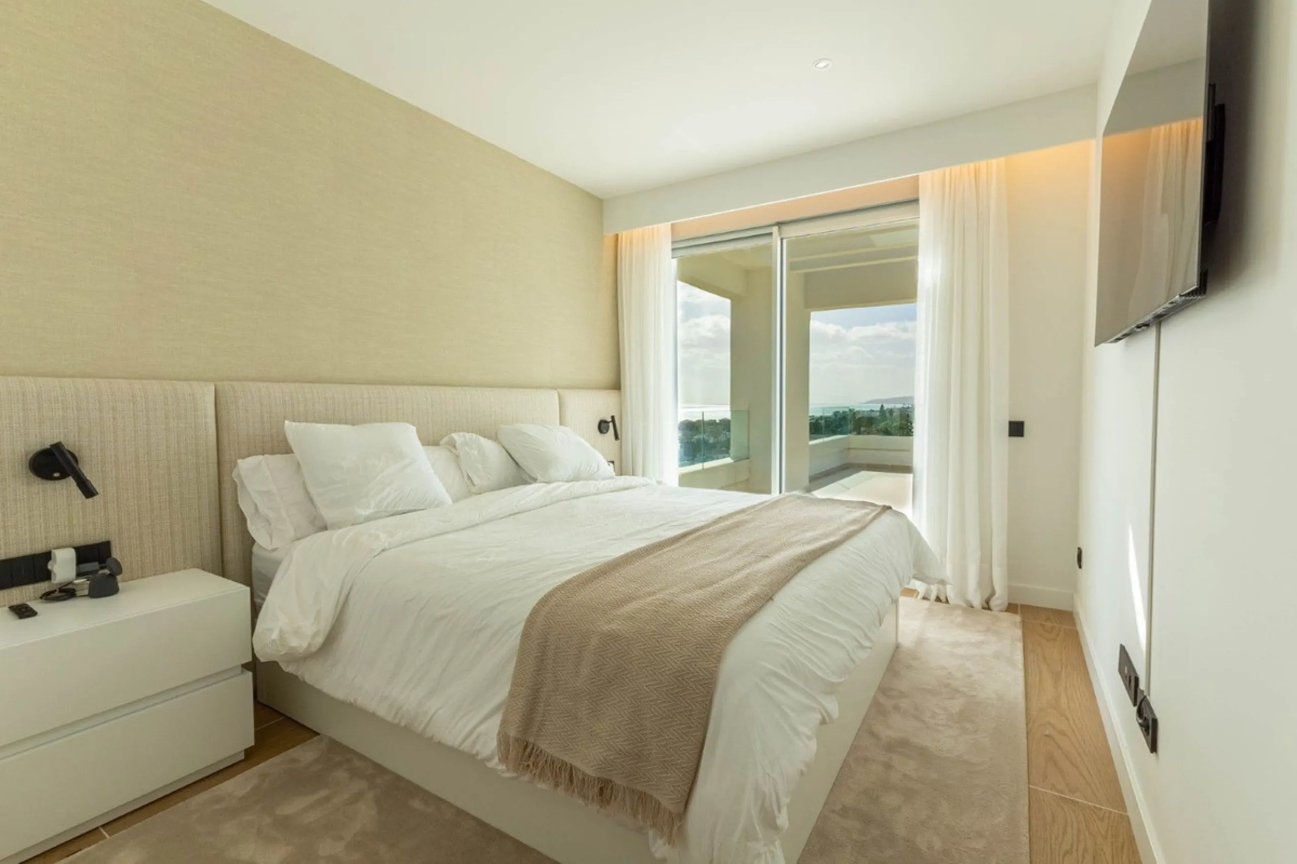 Luxury corner, South,-South West Facing 3-Bedroom corner Penthouse with Solarium & Jacuzzi – Estepona..Panoramic views from solarium.