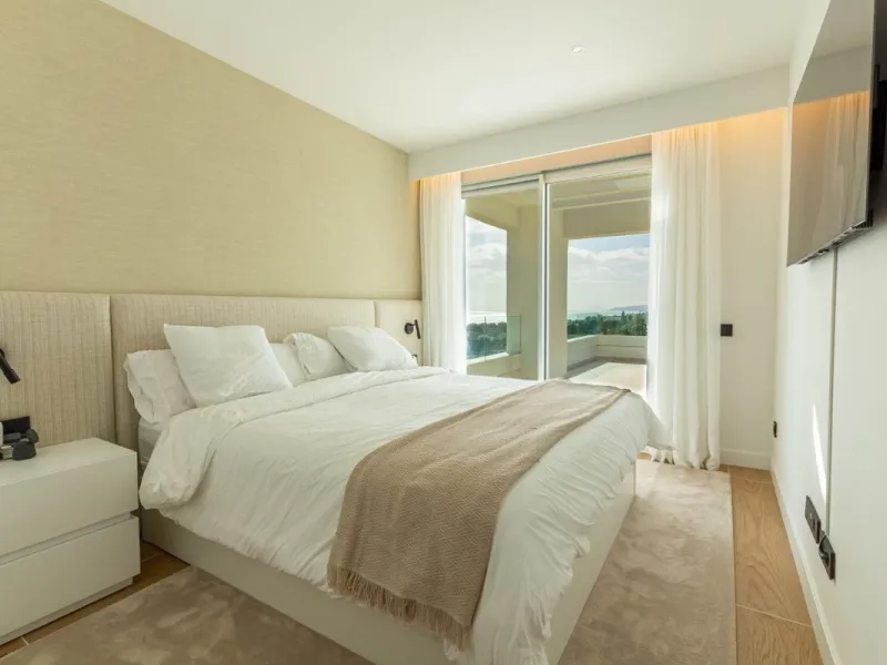 Luxury corner, South,-South West Facing 3-Bedroom corner Penthouse with Solarium & Jacuzzi – Estepona..Panoramic views from solarium.