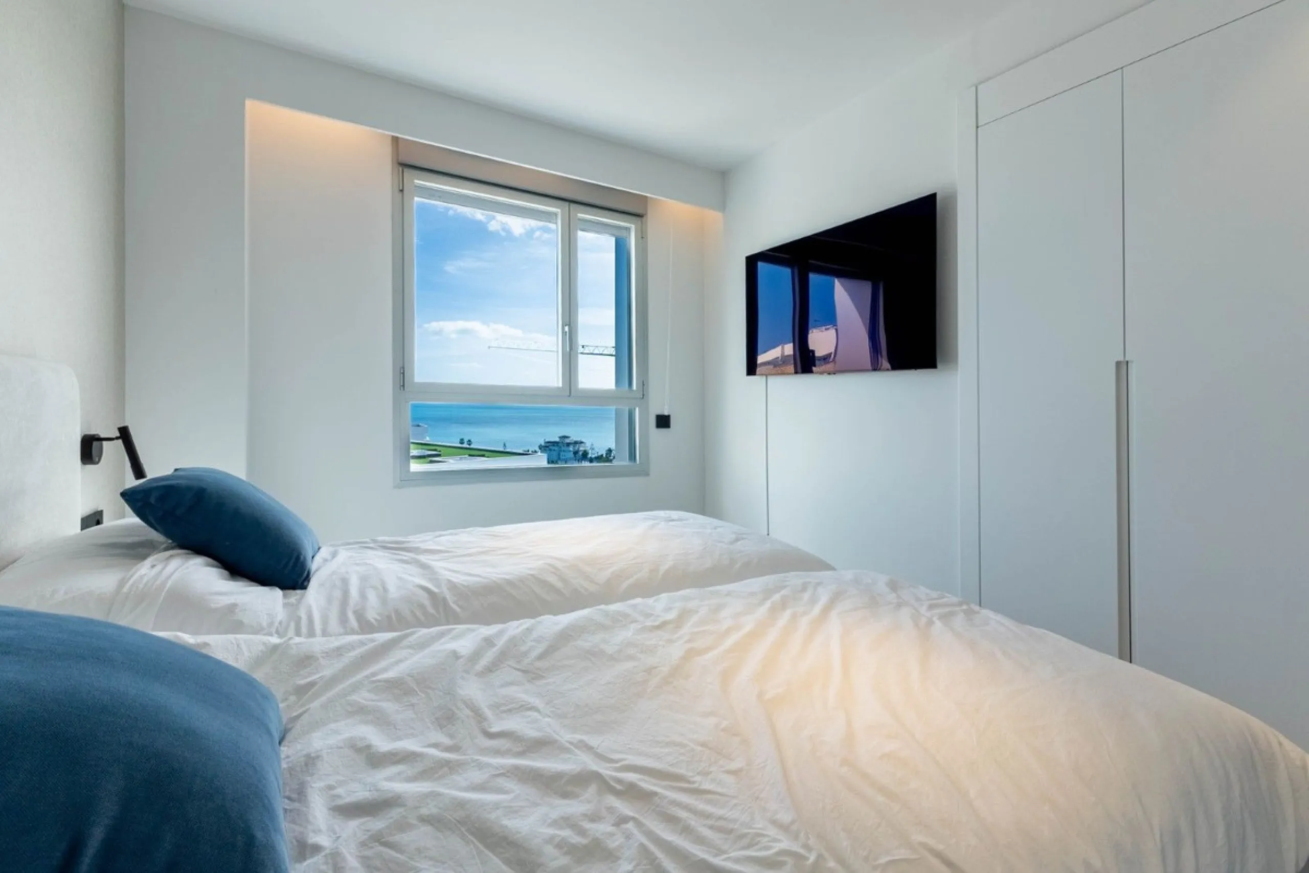 Luxury corner, South,-South West Facing 3-Bedroom corner Penthouse with Solarium & Jacuzzi – Estepona..Panoramic views from solarium.