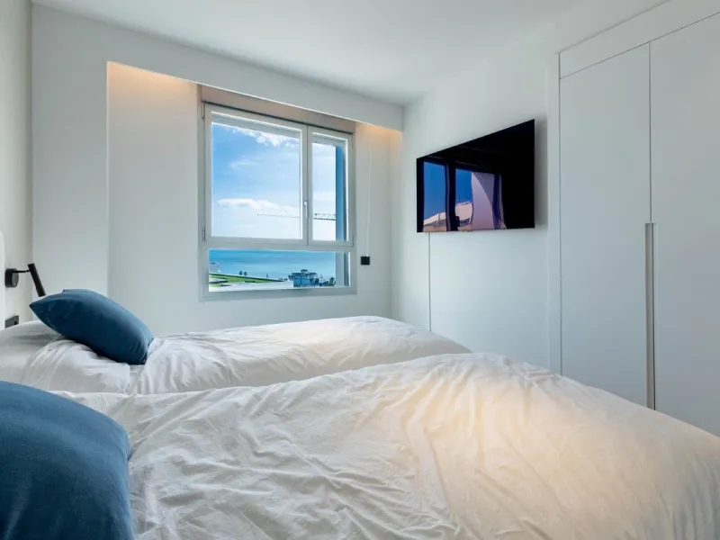 Luxury corner, South,-South West Facing 3-Bedroom corner Penthouse with Solarium & Jacuzzi – Estepona..Panoramic views from solarium.