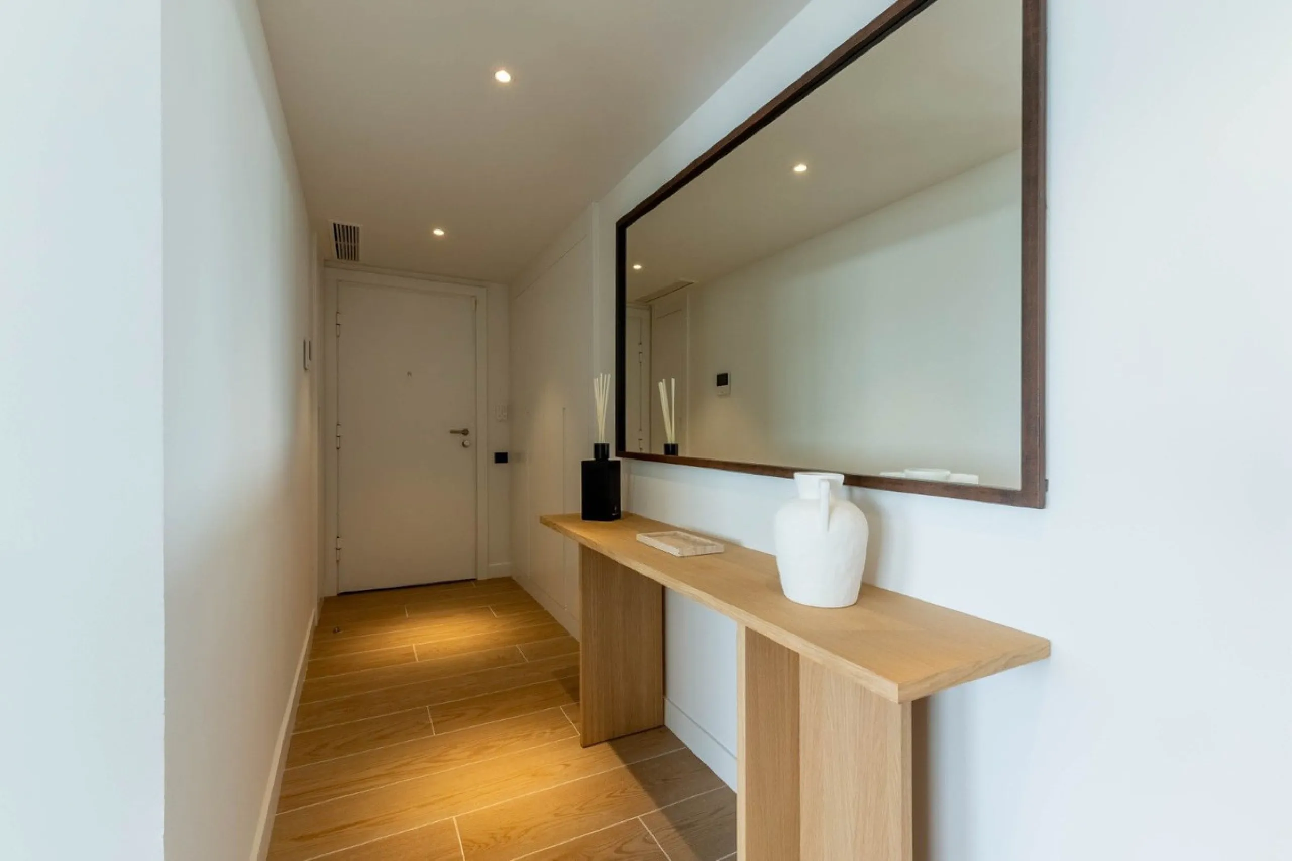 Luxury corner, South,-South West Facing 3-Bedroom corner Penthouse with Solarium & Jacuzzi – Estepona..Panoramic views from solarium.