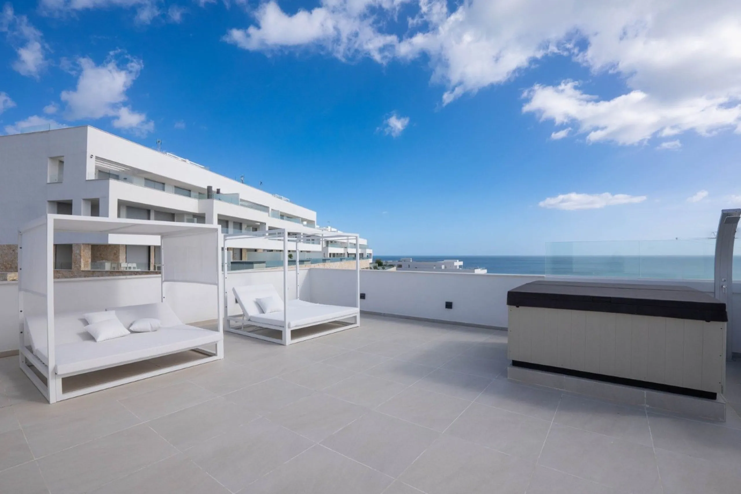Luxury corner, South,-South West Facing 3-Bedroom corner Penthouse with Solarium & Jacuzzi – Estepona..Panoramic views from solarium.
