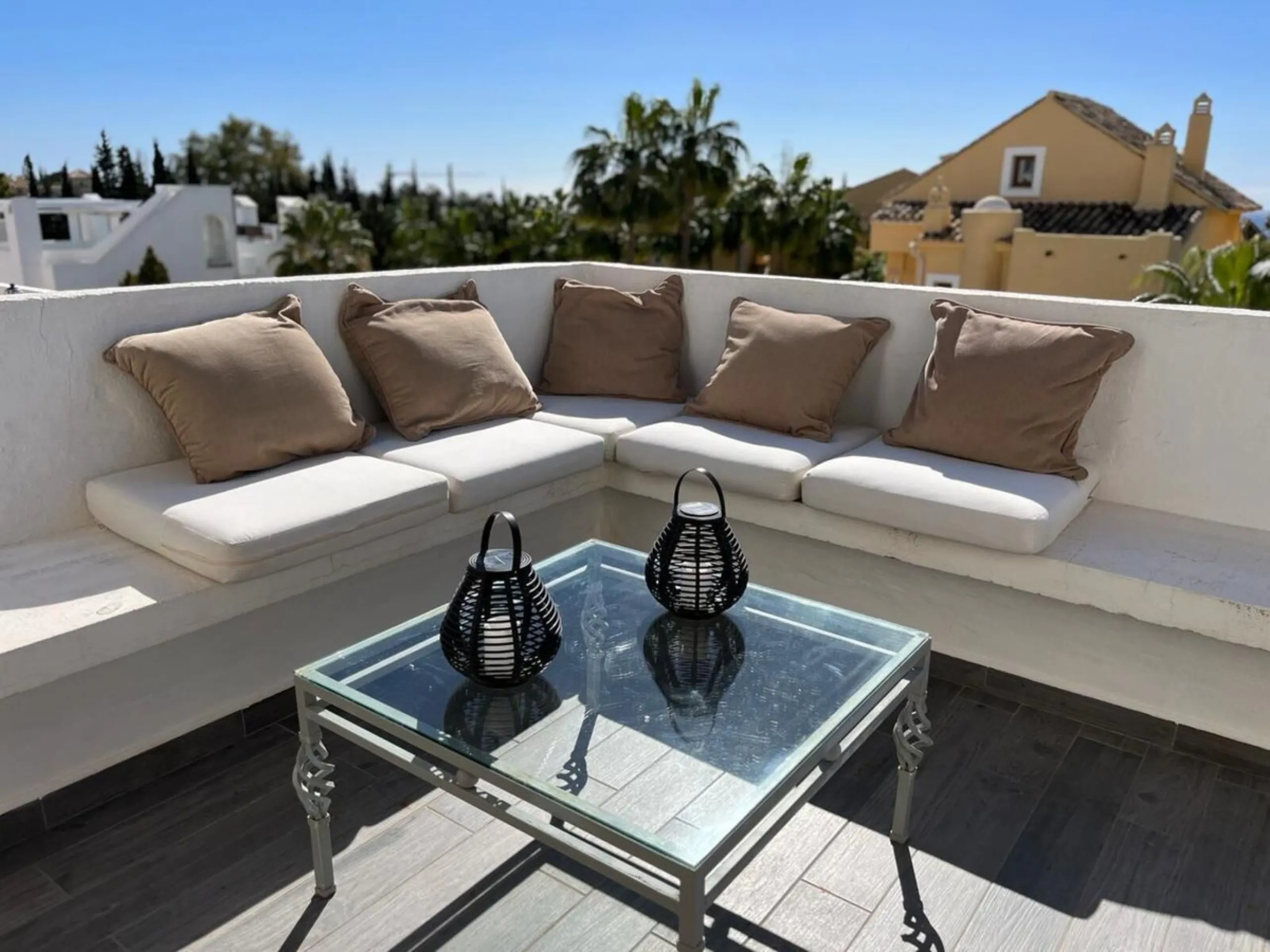 Duplex-Wohnung mit Südbalkonen, Solarium, Stellplatz und Abstellraum in Rocamar, Nagüeles, Marbella. Schnell zu verkaufen für nur 465.000 €