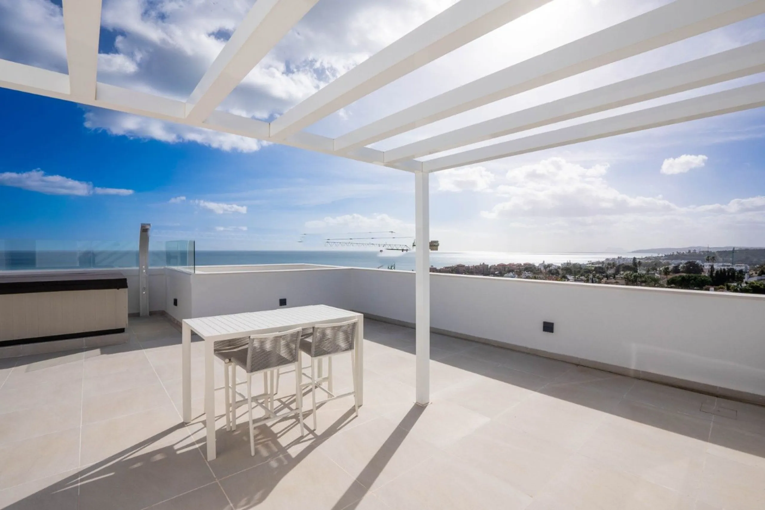 Luxury corner, South,-South West Facing 3-Bedroom corner Penthouse with Solarium & Jacuzzi – Estepona..Panoramic views from solarium.