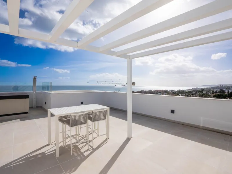 Luxury corner, South,-South West Facing 3-Bedroom corner Penthouse with Solarium & Jacuzzi – Estepona..Panoramic views from solarium.