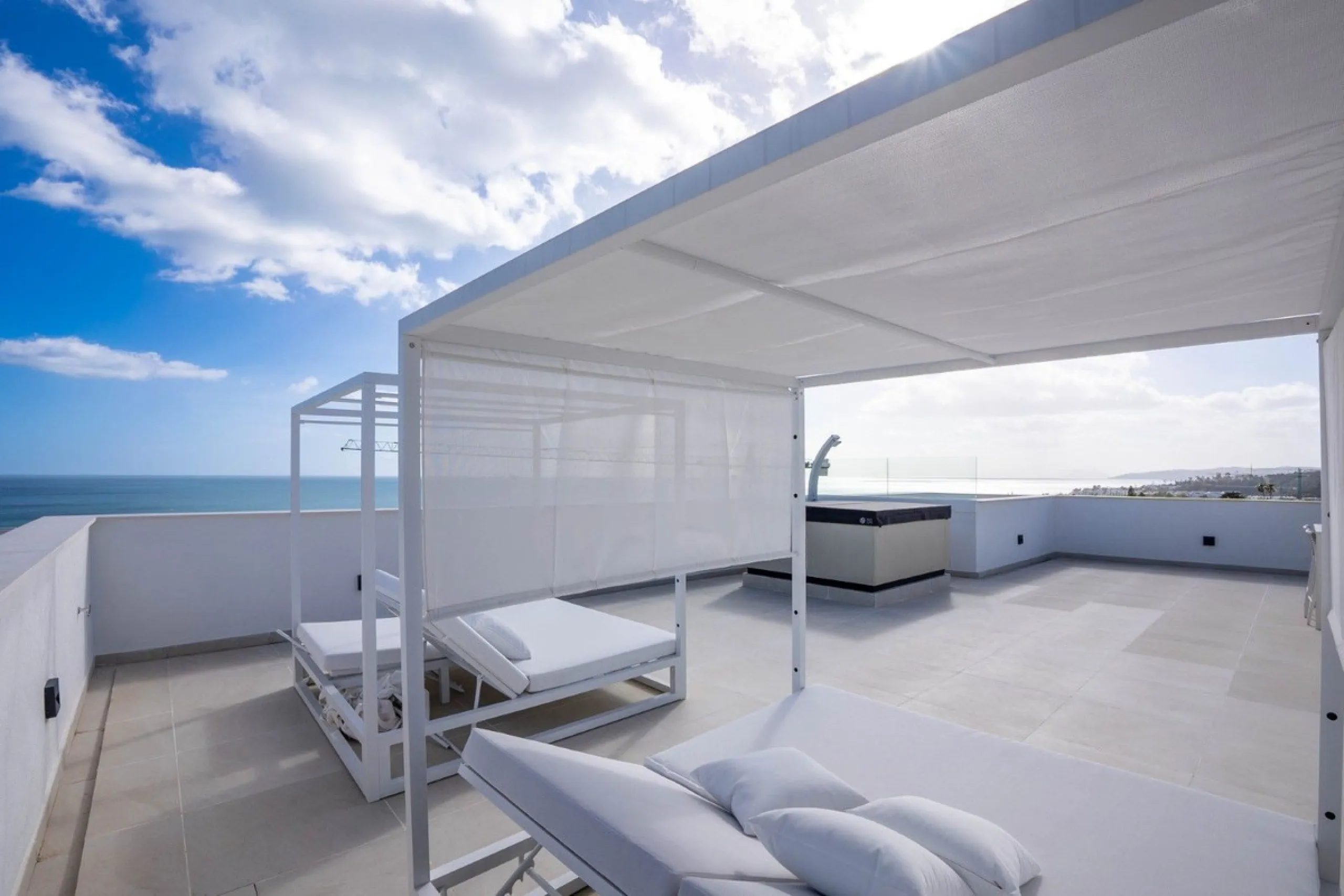 Luxury corner, South,-South West Facing 3-Bedroom corner Penthouse with Solarium & Jacuzzi – Estepona..Panoramic views from solarium.