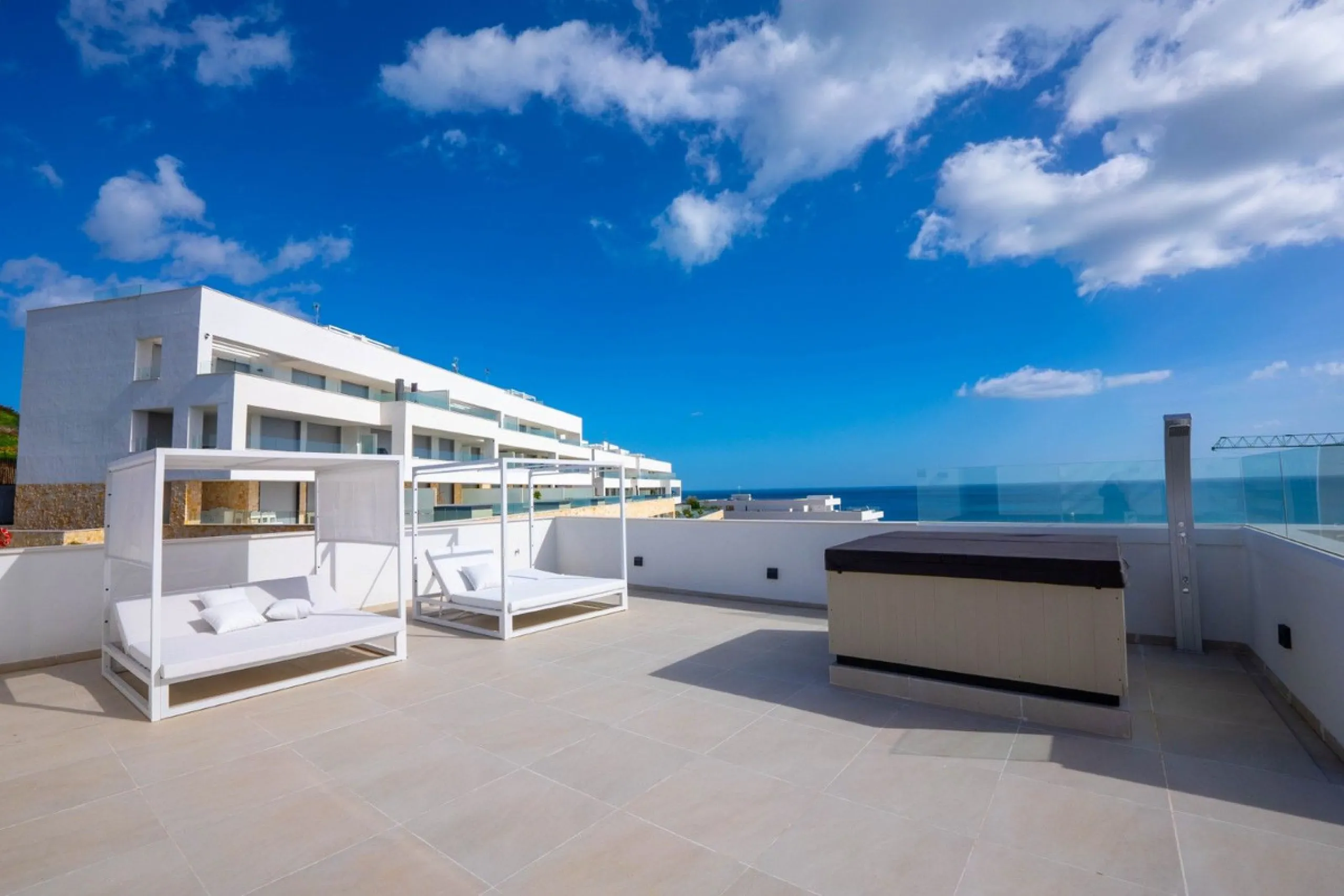Luxury corner, South,-South West Facing 3-Bedroom corner Penthouse with Solarium & Jacuzzi – Estepona..Panoramic views from solarium.