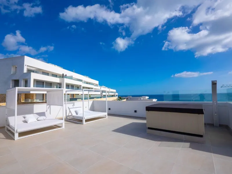 Luxury corner, South,-South West Facing 3-Bedroom corner Penthouse with Solarium & Jacuzzi – Estepona..Panoramic views from solarium.