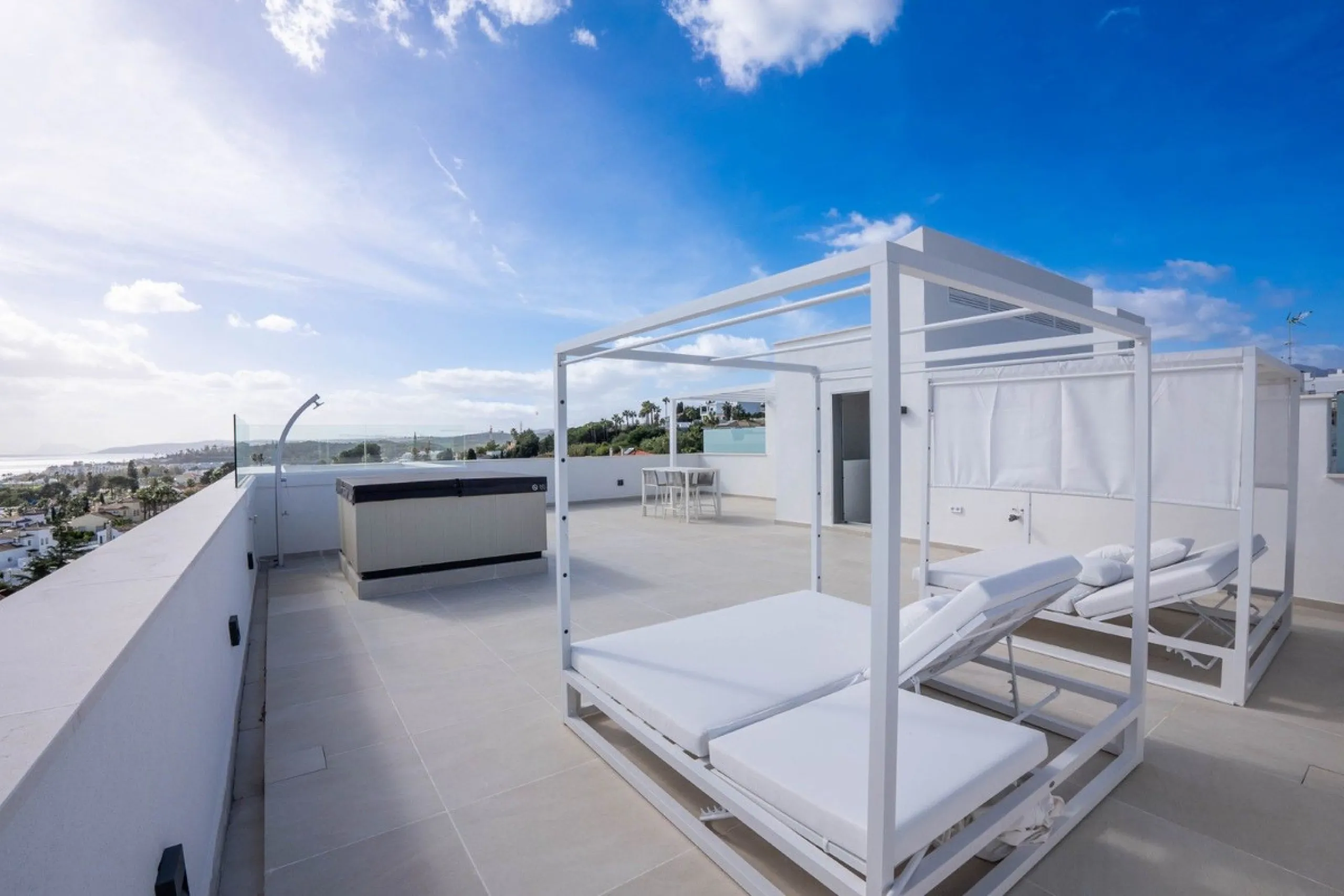 Luxury corner, South,-South West Facing 3-Bedroom corner Penthouse with Solarium & Jacuzzi – Estepona..Panoramic views from solarium.