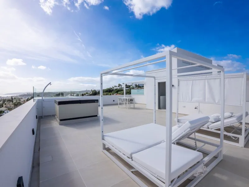 Luxury corner, South,-South West Facing 3-Bedroom corner Penthouse with Solarium & Jacuzzi – Estepona..Panoramic views from solarium.