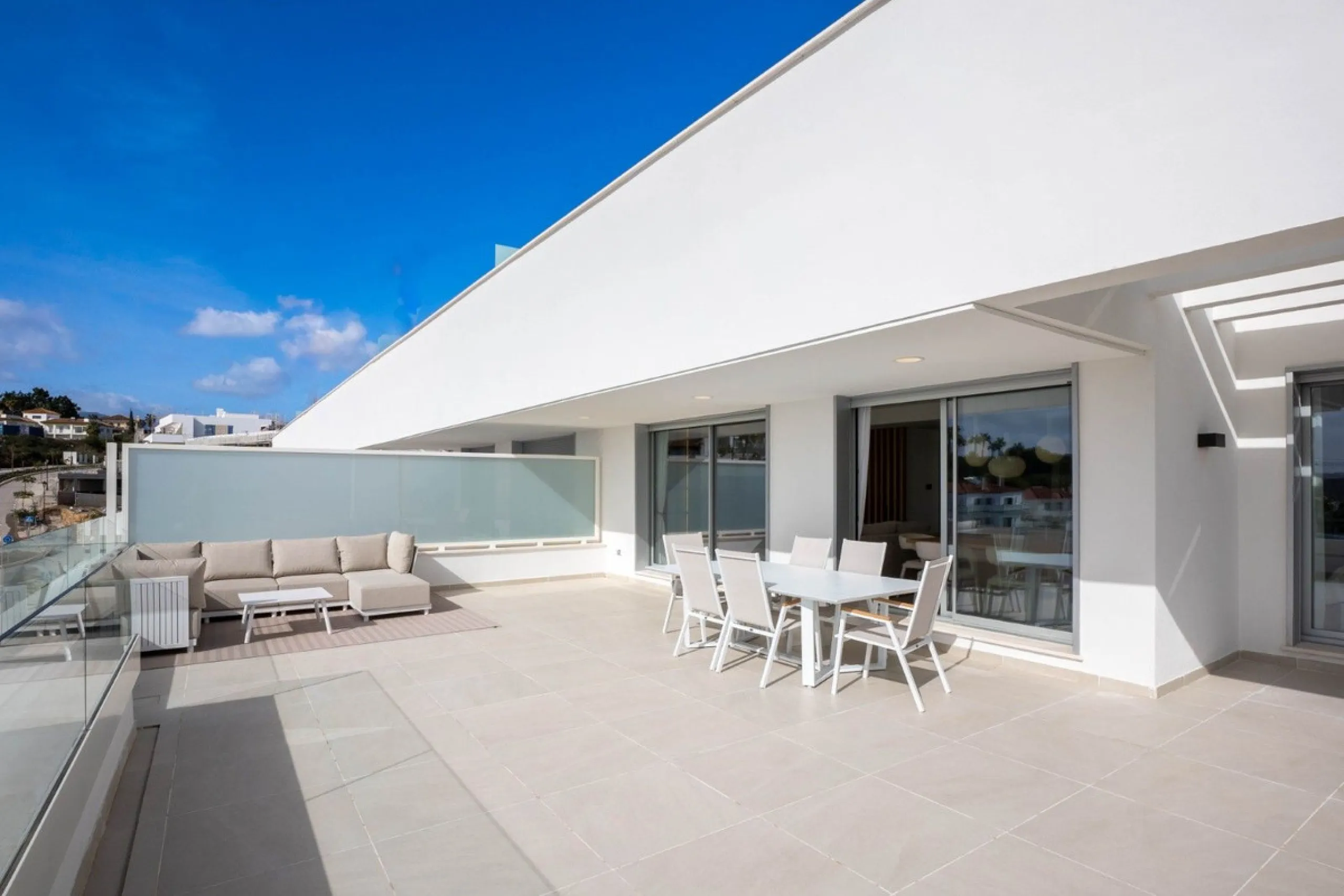 Luxury corner, South,-South West Facing 3-Bedroom corner Penthouse with Solarium & Jacuzzi – Estepona..Panoramic views from solarium.