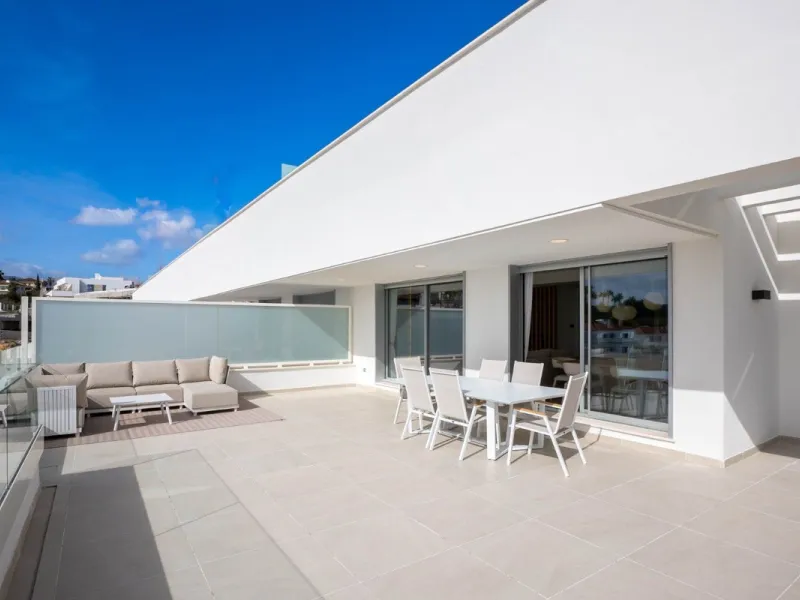 Luxury corner, South,-South West Facing 3-Bedroom corner Penthouse with Solarium & Jacuzzi – Estepona..Panoramic views from solarium.