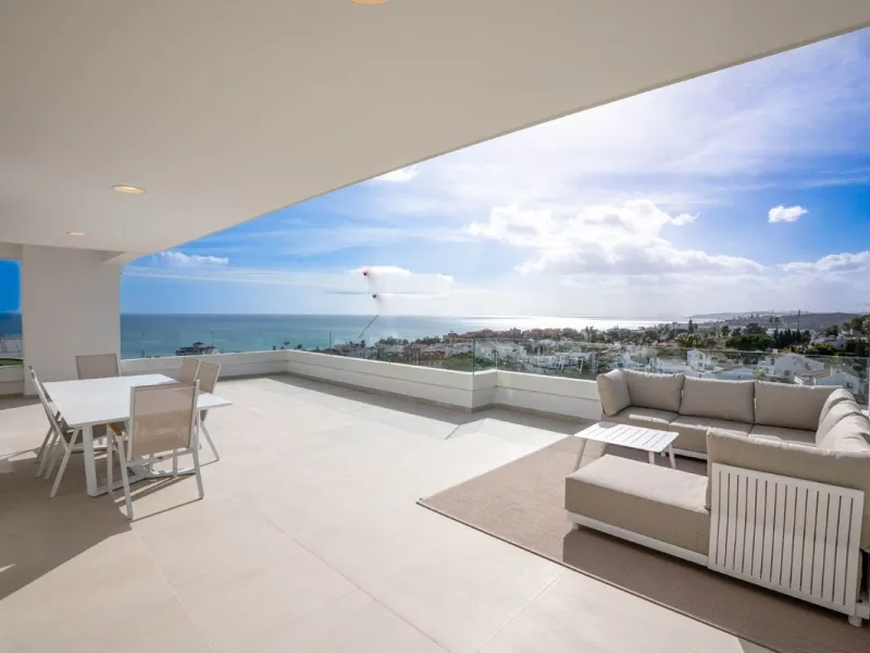 Luxury corner, South,-South West Facing 3-Bedroom corner Penthouse with Solarium & Jacuzzi – Estepona..Panoramic views from solarium.