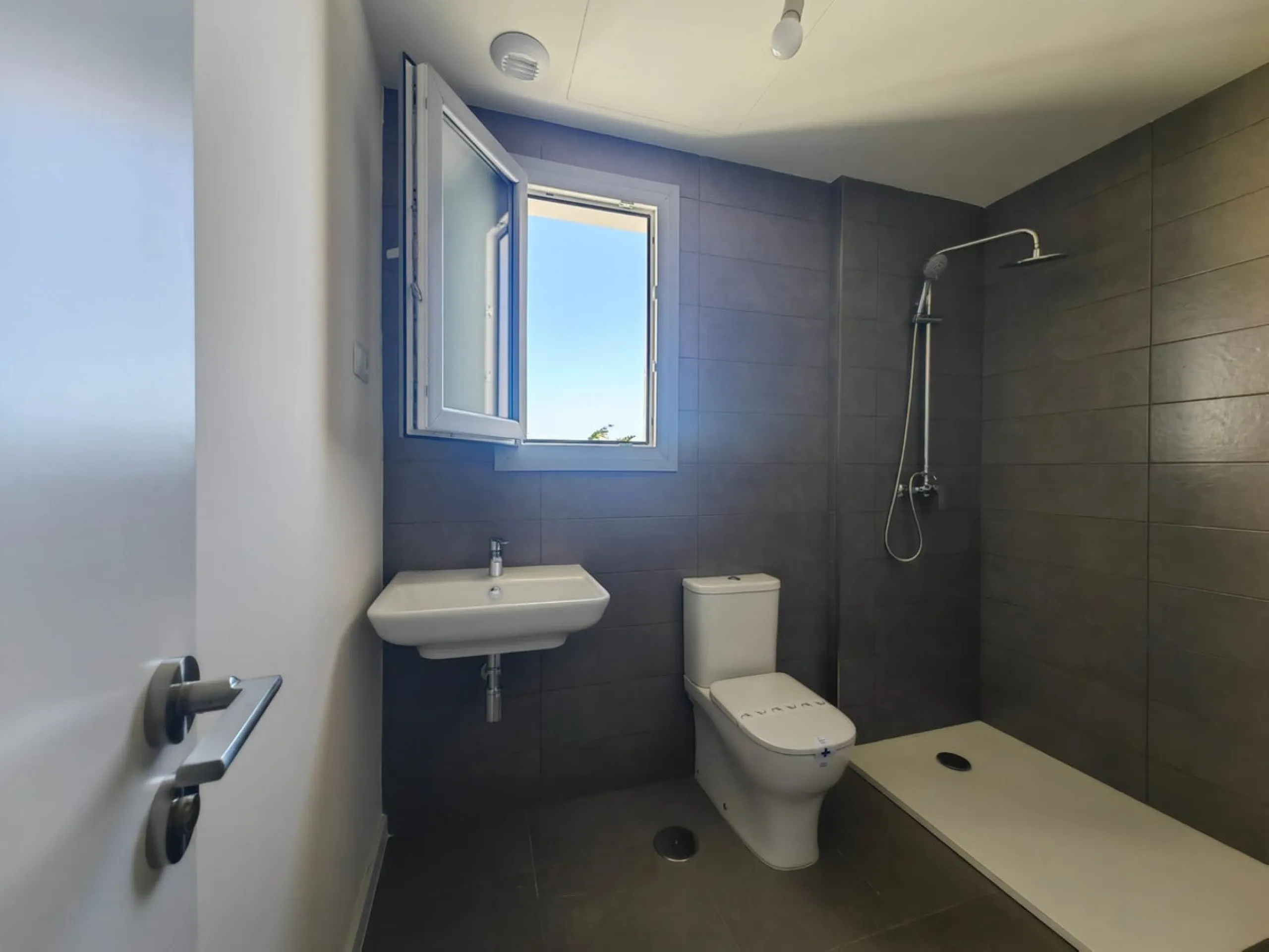 Brand New South-Facing Penthouse with Panoramic Sea & Mountain Views – Habitat Valle Romano