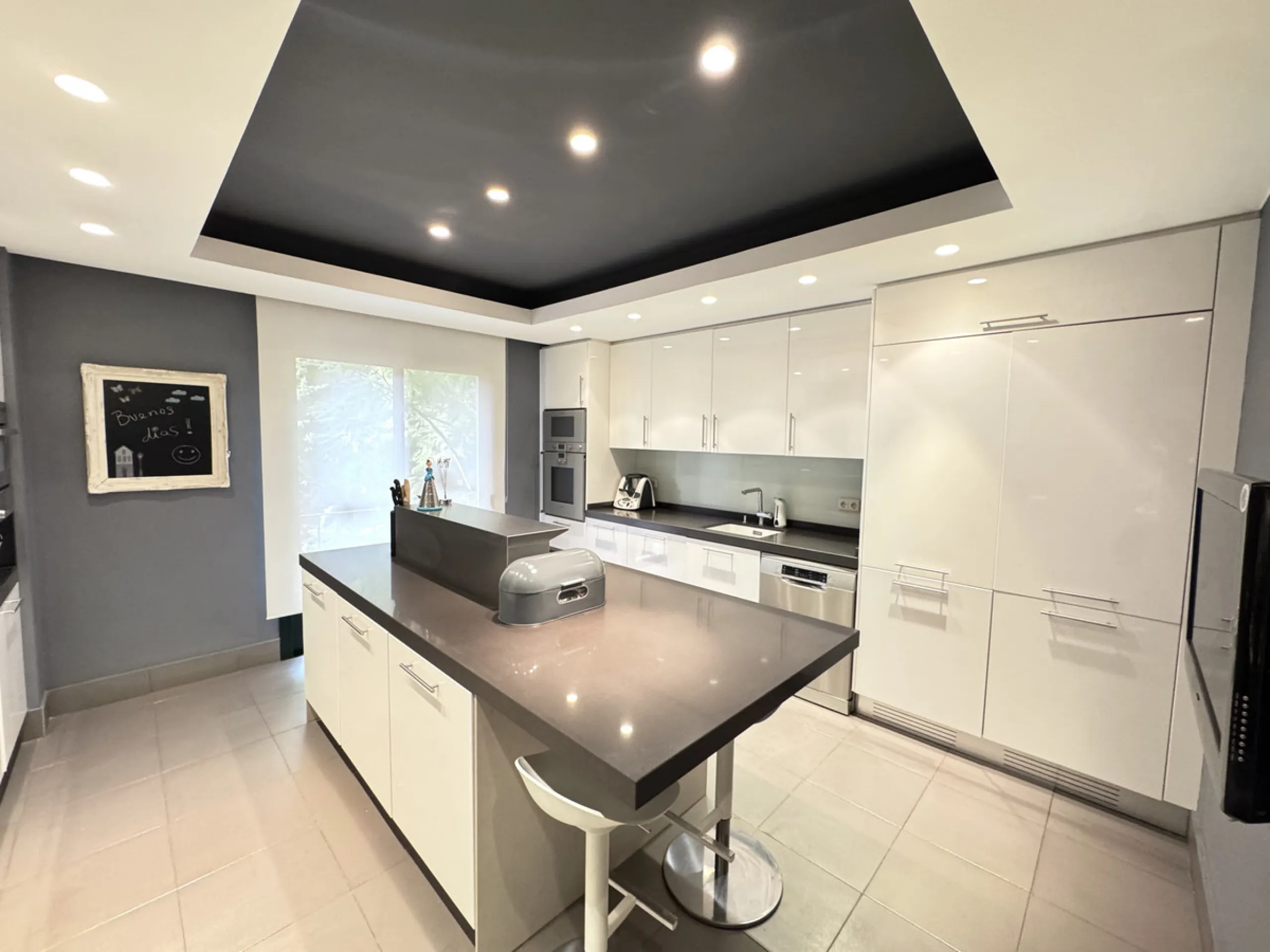 Set in the exclusive enclave of Monte Halcones, La Quinta, this impressive 3-bedroom, 3-bathroom duplex penthouse offers expansive interiors, refined design, and breathtaking panoramic sea views, all within walking distance of local bars, cafés, and resta