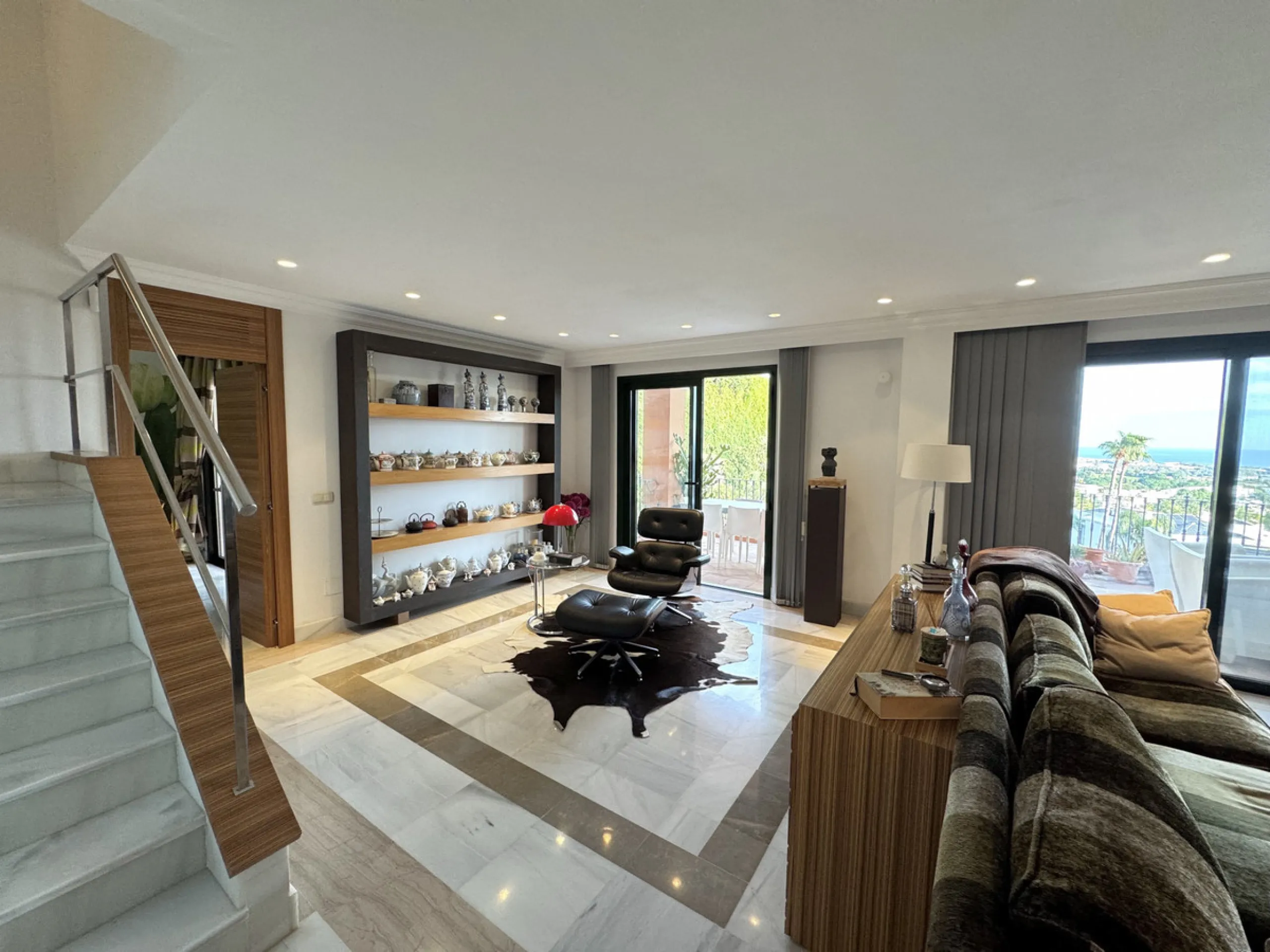 Set in the exclusive enclave of Monte Halcones, La Quinta, this impressive 3-bedroom, 3-bathroom duplex penthouse offers expansive interiors, refined design, and breathtaking panoramic sea views, all within walking distance of local bars, cafés, and resta