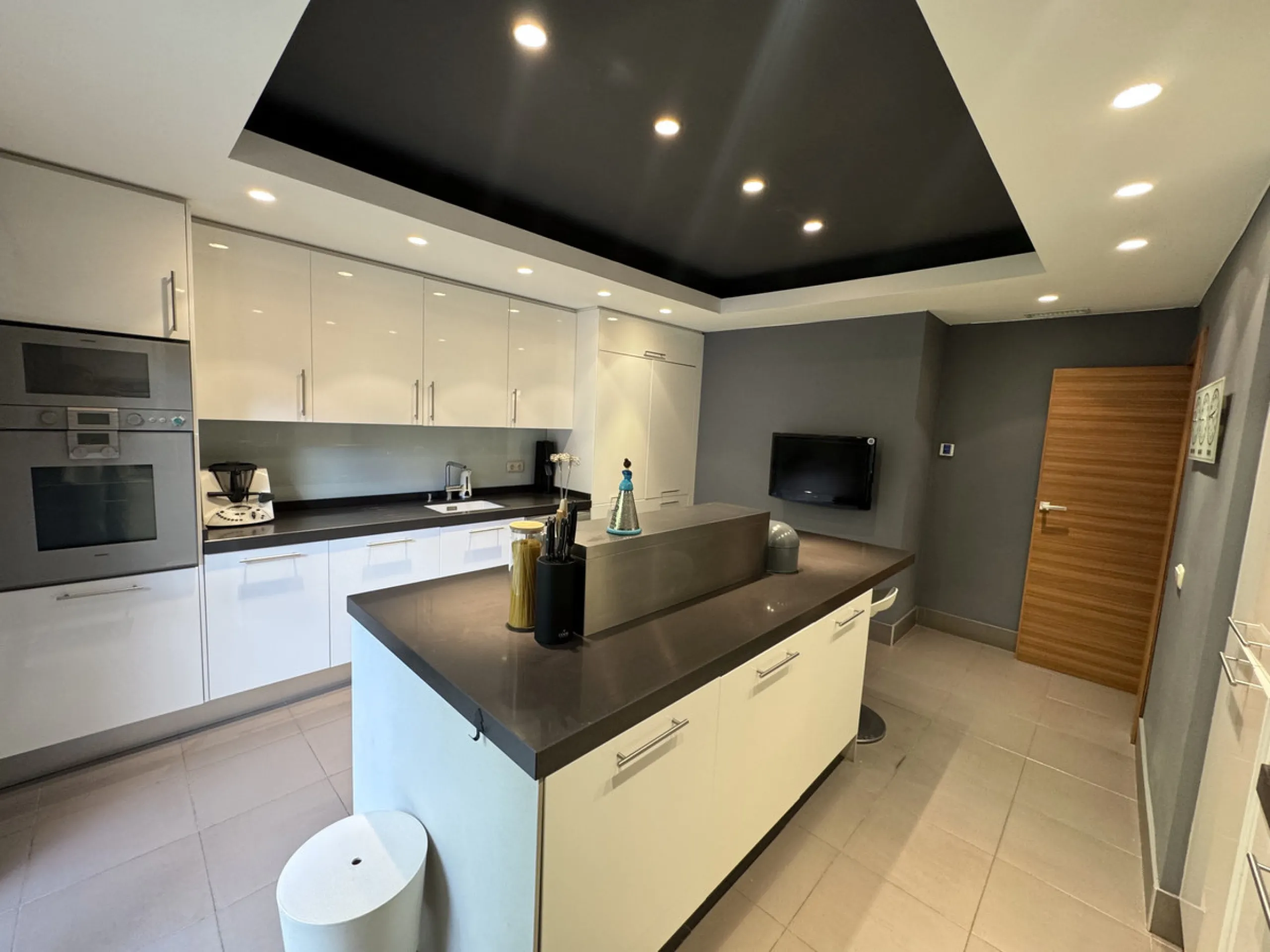 Set in the exclusive enclave of Monte Halcones, La Quinta, this impressive 3-bedroom, 3-bathroom duplex penthouse offers expansive interiors, refined design, and breathtaking panoramic sea views, all within walking distance of local bars, cafés, and resta