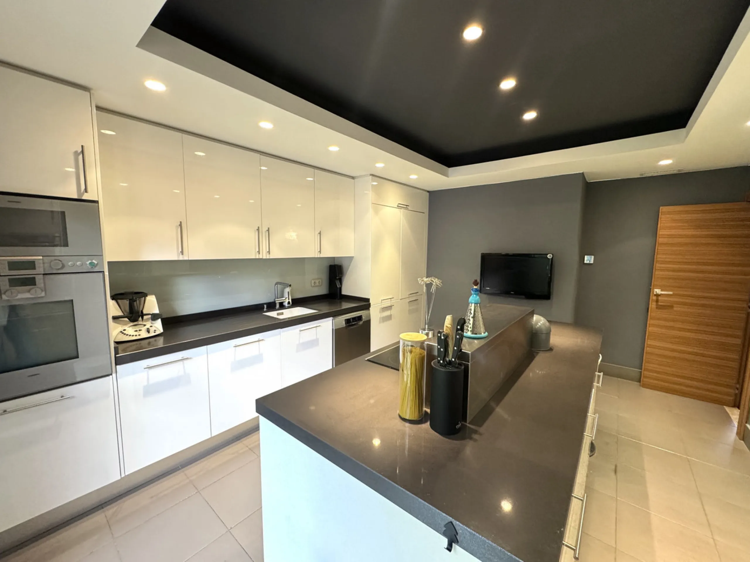 Set in the exclusive enclave of Monte Halcones, La Quinta, this impressive 3-bedroom, 3-bathroom duplex penthouse offers expansive interiors, refined design, and breathtaking panoramic sea views, all within walking distance of local bars, cafés, and resta