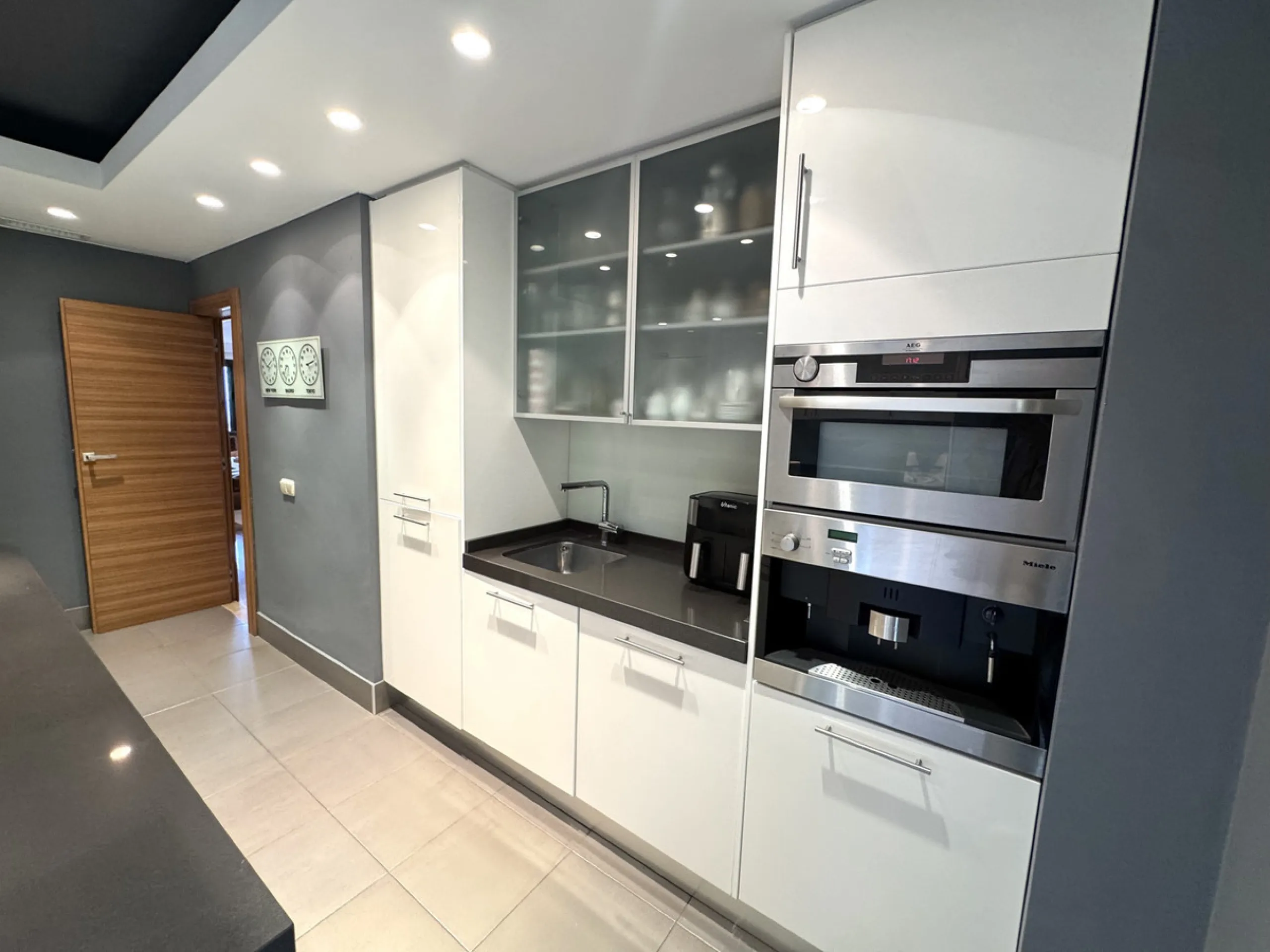 Set in the exclusive enclave of Monte Halcones, La Quinta, this impressive 3-bedroom, 3-bathroom duplex penthouse offers expansive interiors, refined design, and breathtaking panoramic sea views, all within walking distance of local bars, cafés, and resta