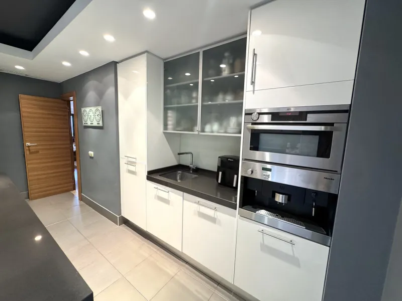 Set in the exclusive enclave of Monte Halcones, La Quinta, this impressive 3-bedroom, 3-bathroom duplex penthouse offers expansive interiors, refined design, and breathtaking panoramic sea views, all within walking distance of local bars, cafés, and resta