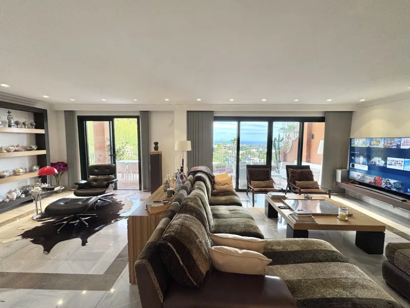 Set in the exclusive enclave of Monte Halcones, La Quinta, this impressive 3-bedroom, 3-bathroom duplex penthouse offers expansive interiors, refined design, and breathtaking panoramic sea views, all within walking distance of local bars, cafés, and resta