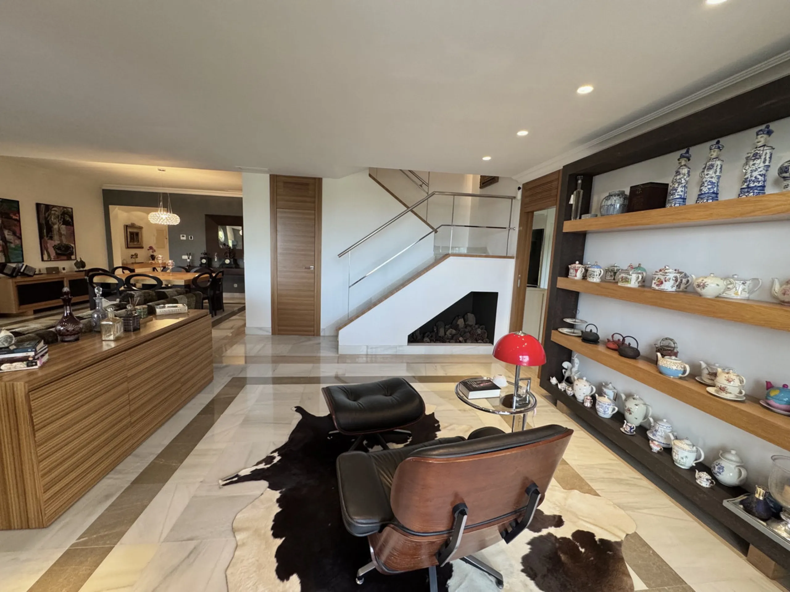 Set in the exclusive enclave of Monte Halcones, La Quinta, this impressive 3-bedroom, 3-bathroom duplex penthouse offers expansive interiors, refined design, and breathtaking panoramic sea views, all within walking distance of local bars, cafés, and resta
