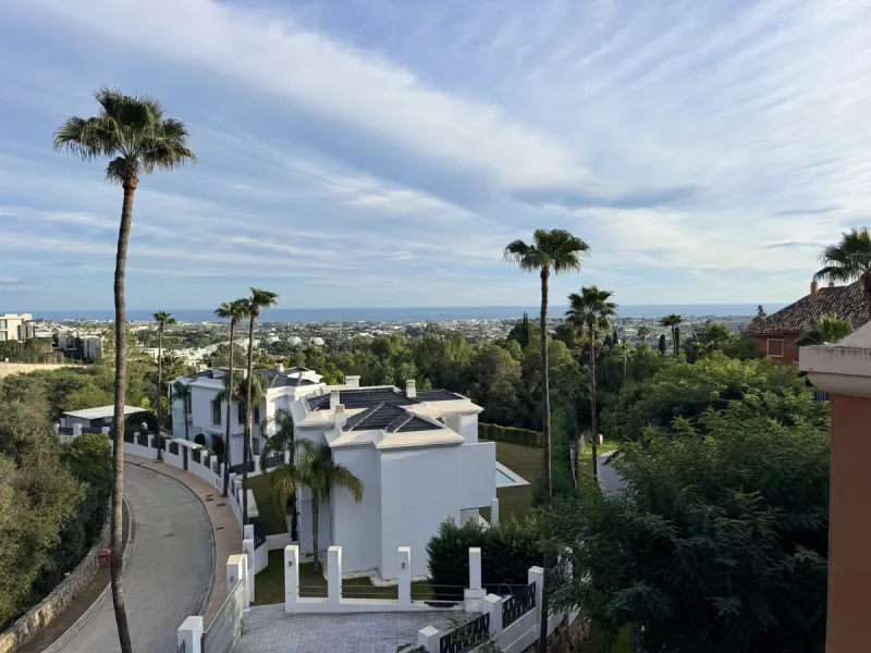 Set in the exclusive enclave of Monte Halcones, La Quinta, this impressive 3-bedroom, 3-bathroom duplex penthouse offers expansive interiors, refined design, and breathtaking panoramic sea views, all within walking distance of local bars, cafés, and resta